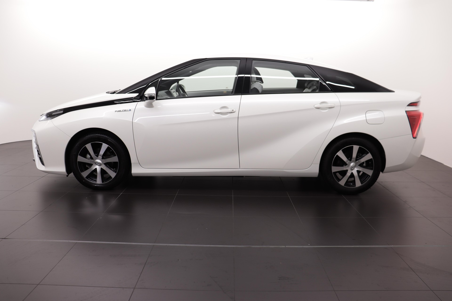 TOYOTA Mirai Fuel Cell Premium-showroom-element-3