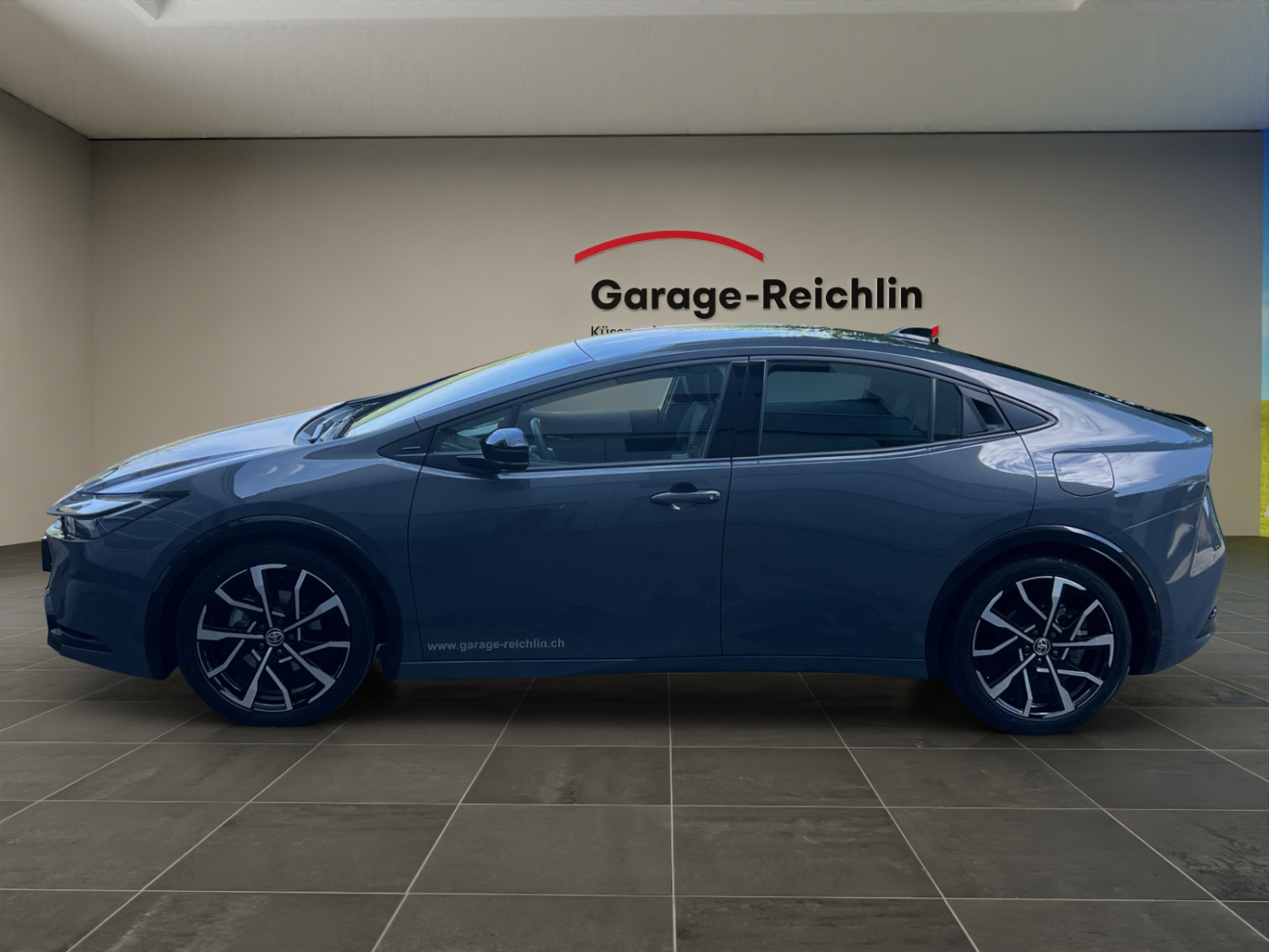 TOYOTA Prius 2.0 Plug-In-Hybrid Style-showroom-element-1