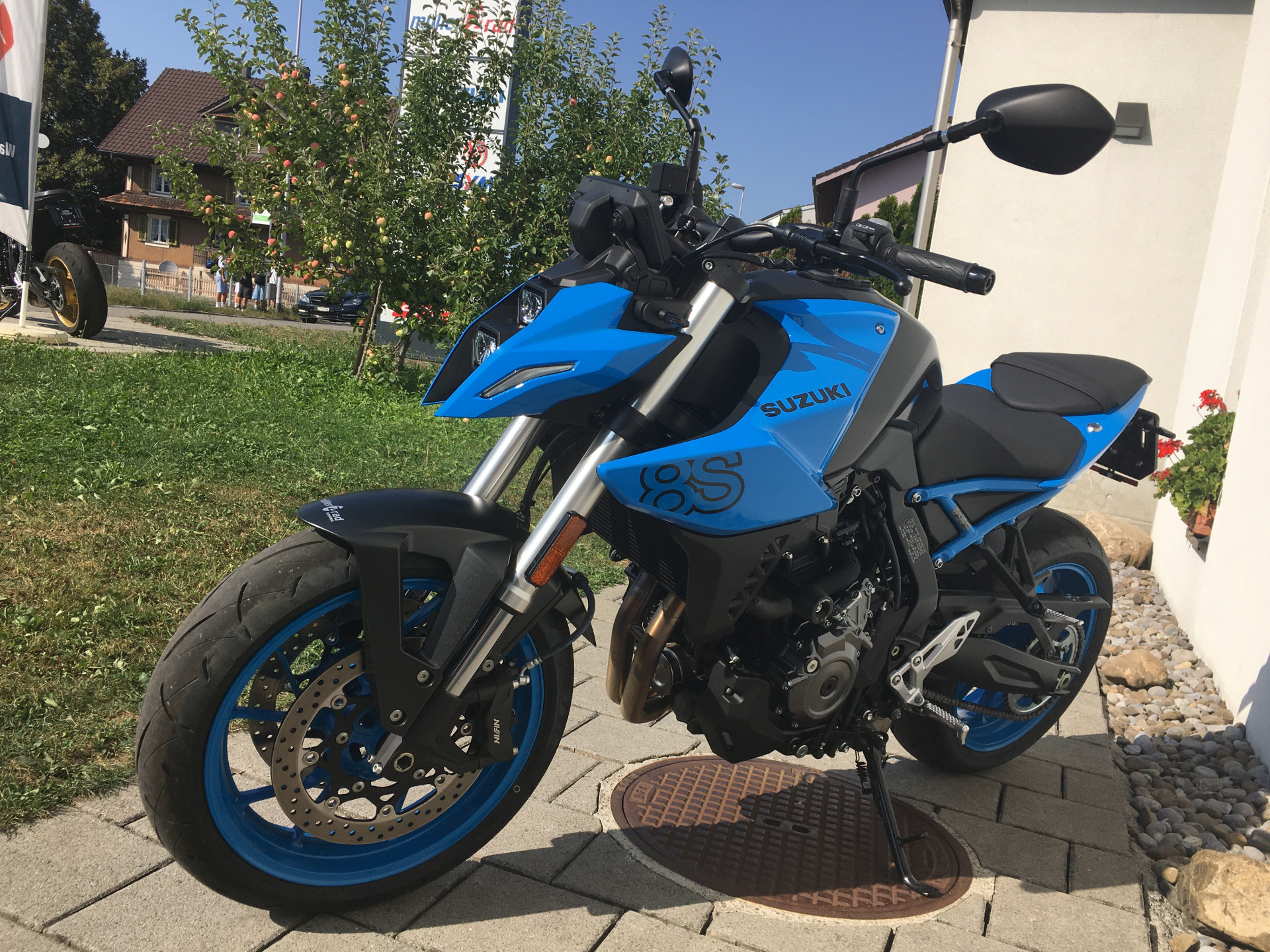 SUZUKI GSX-8S-showroom-element-2