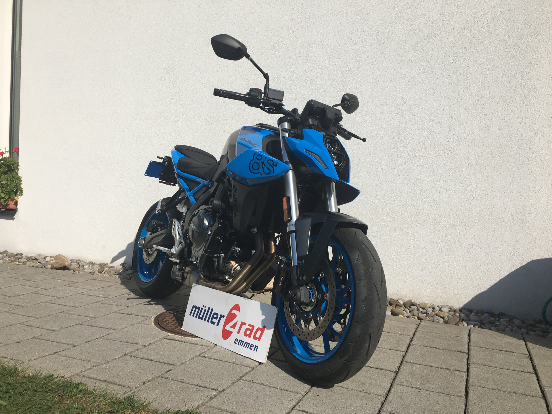 SUZUKI GSX-8S-showroom-element-1
