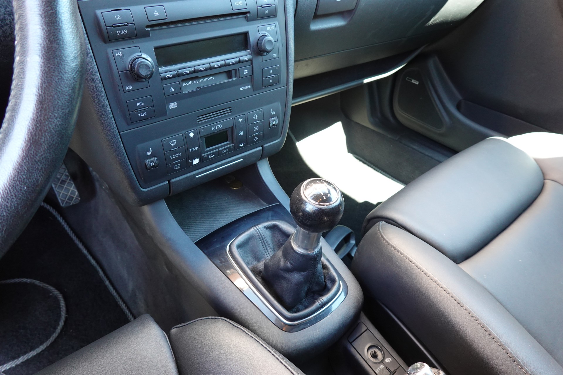 AUDI S3 quattro * Véhicule CH * Intérieur Cuir * 100% d'origine * Tempomat * Son BOSE * Jantes 18 * Sièges électriques *-image-15