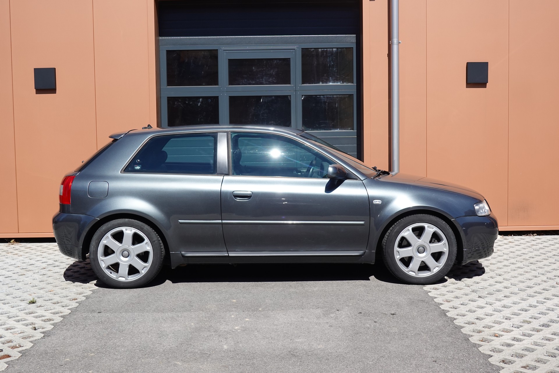 AUDI S3 quattro * Véhicule CH * Intérieur Cuir * 100% d'origine * Tempomat * Son BOSE * Jantes 18 * Sièges électriques *-showroom-element-3