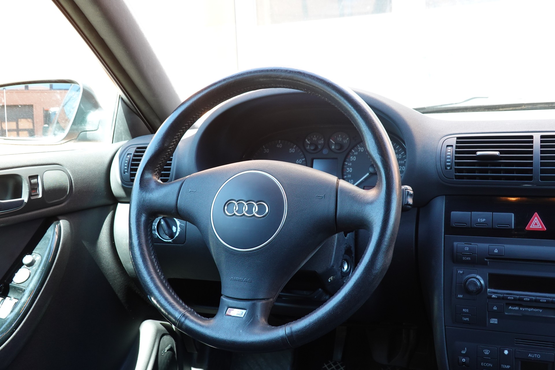 AUDI S3 quattro * Véhicule CH * Intérieur Cuir * 100% d'origine * Tempomat * Son BOSE * Jantes 18 * Sièges électriques *-image-11