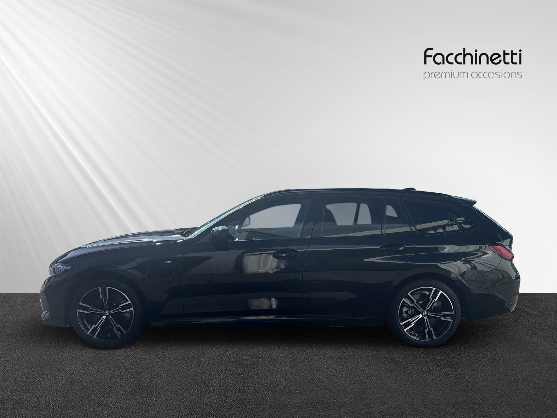 BMW 330e x DriveTouring Steptronic M Sport-showroom-element-1