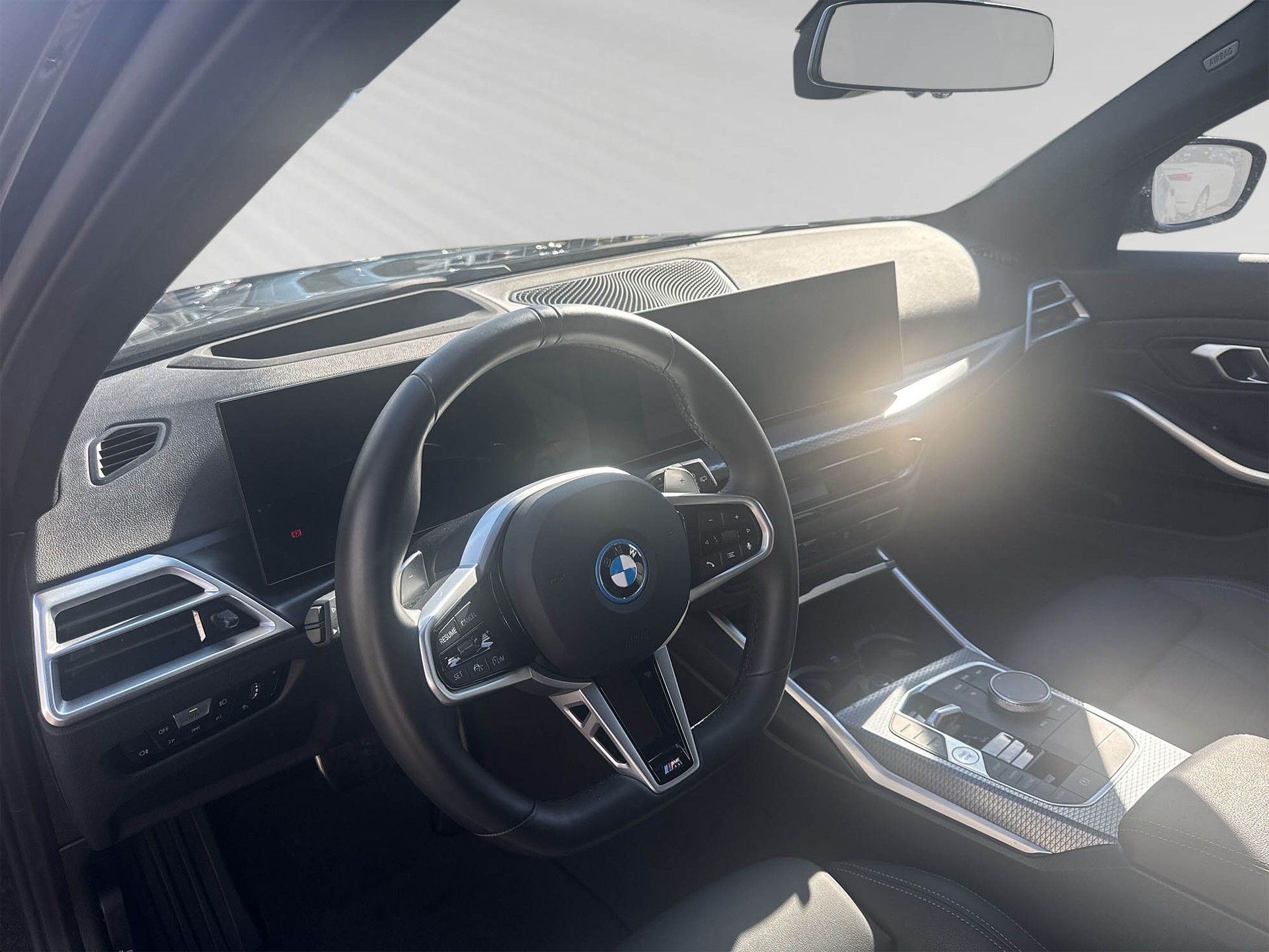 BMW 330e x DriveTouring Steptronic M Sport-showroom-element-3