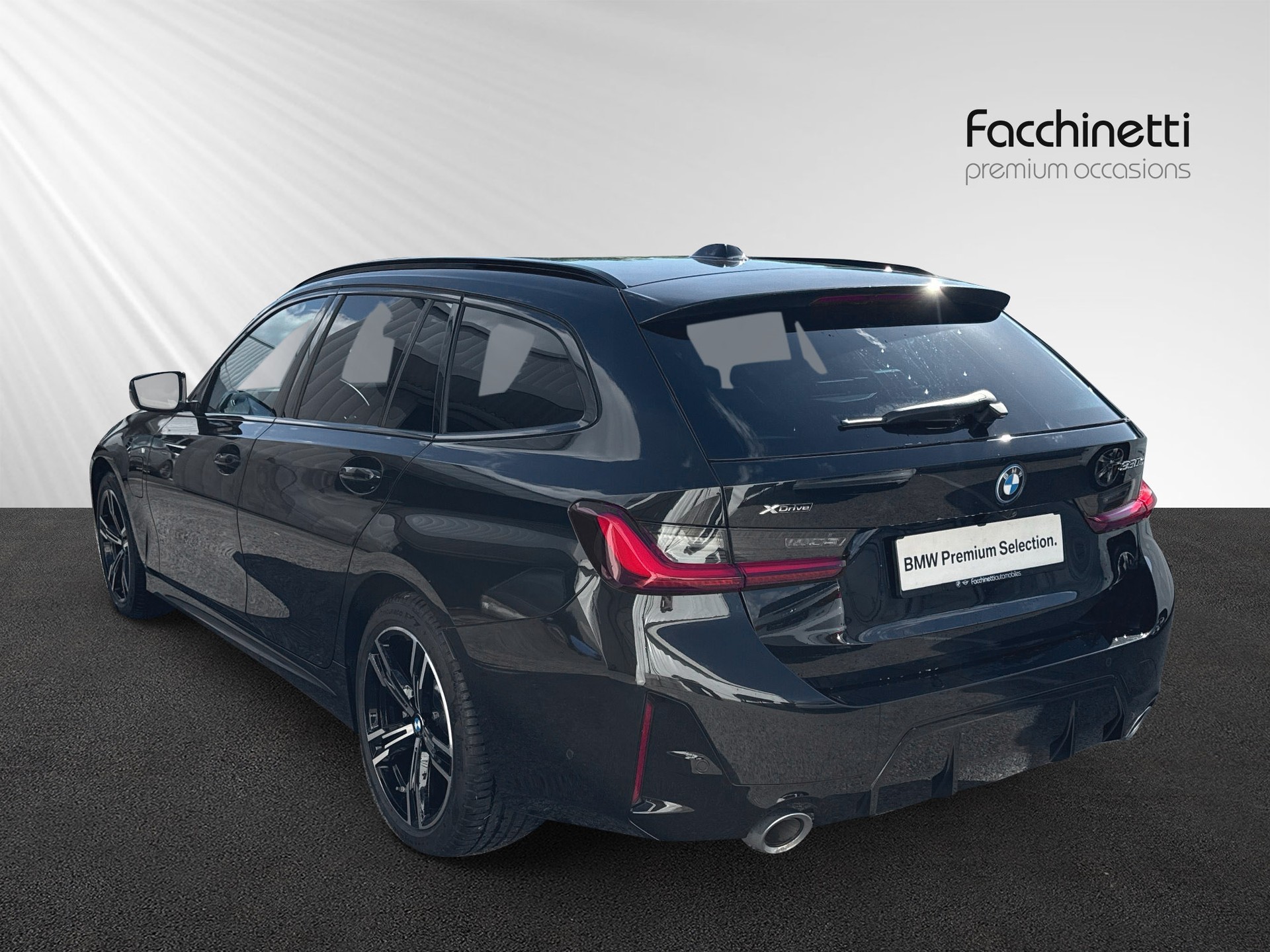 BMW 330e x DriveTouring Steptronic M Sport-showroom-element-2