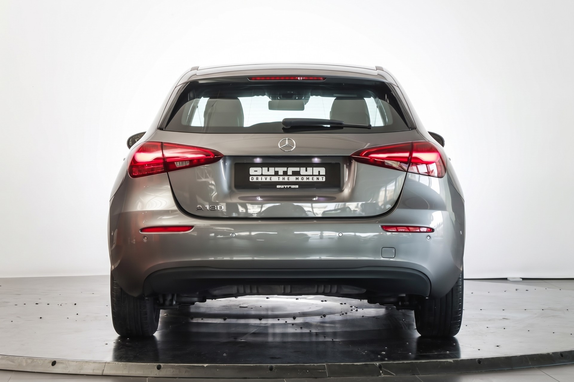 MERCEDES-BENZ A 180 7G-DCT MULTIBEAM LED / DISTRONIC / Caméra de recul-showroom-element-2