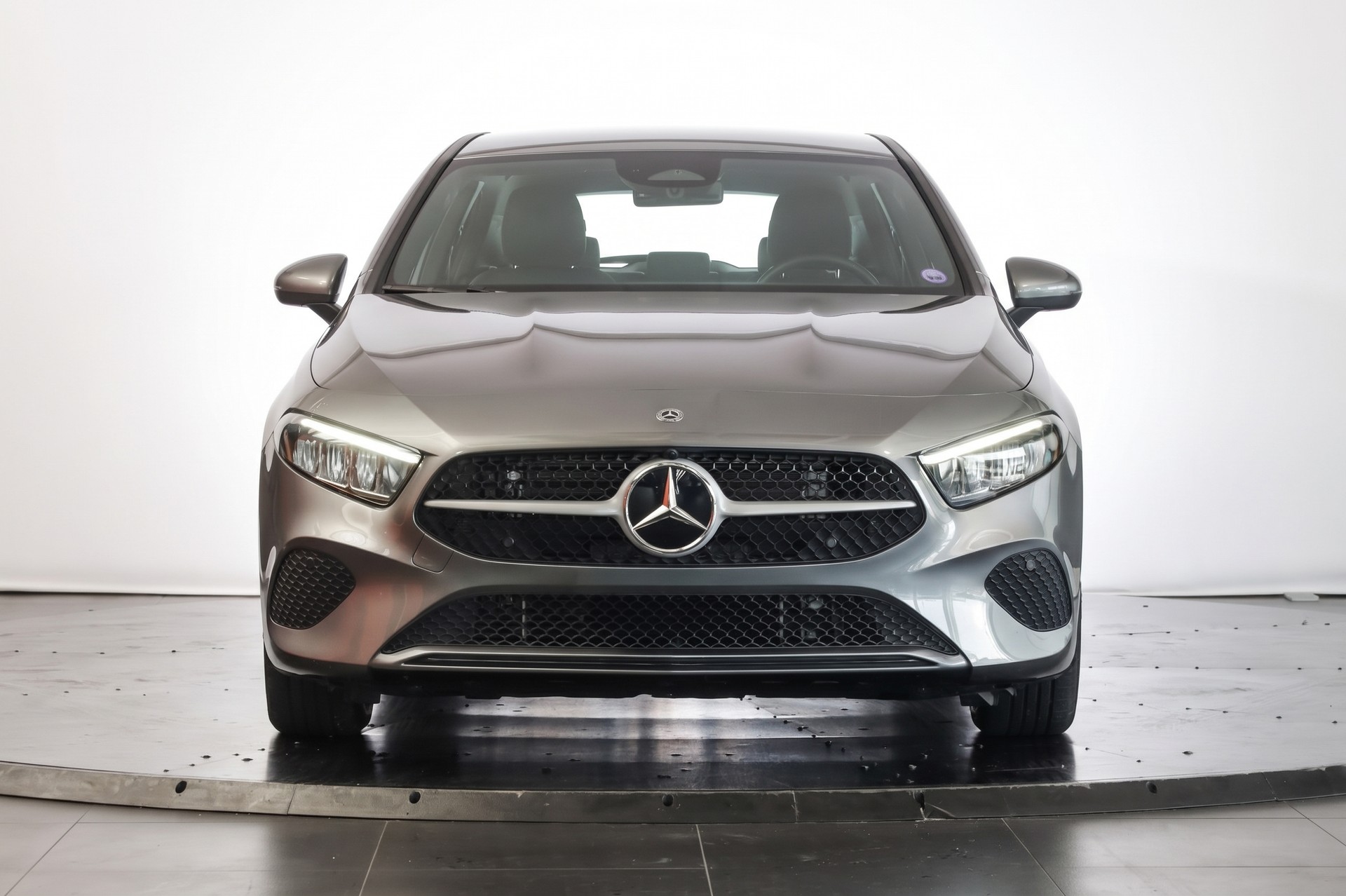 MERCEDES-BENZ A 180 7G-DCT MULTIBEAM LED / DISTRONIC / Caméra de recul-showroom-element-1