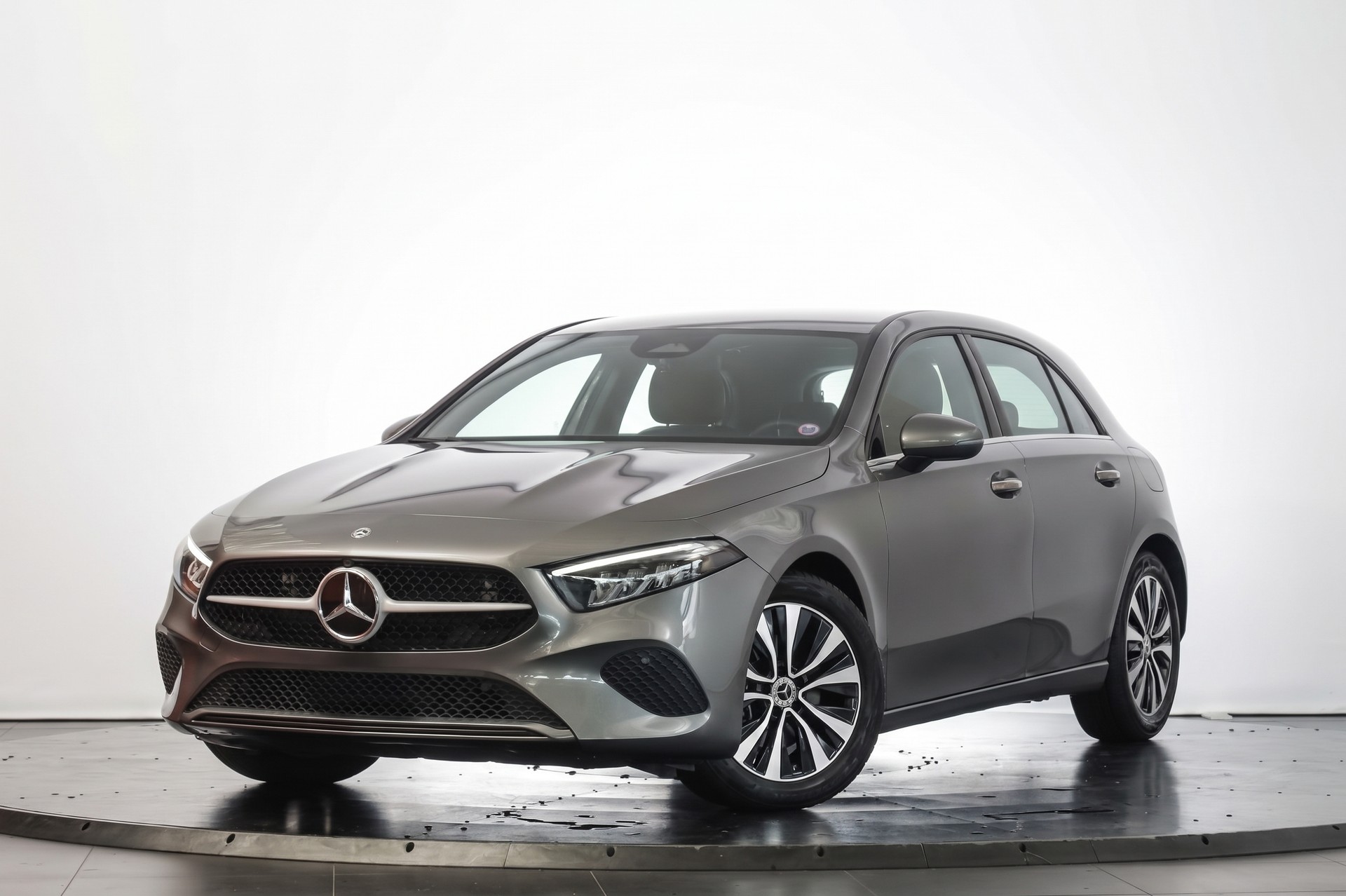 MERCEDES-BENZ A 180 7G-DCT MULTIBEAM LED / DISTRONIC / Caméra de recul-showroom-element-3