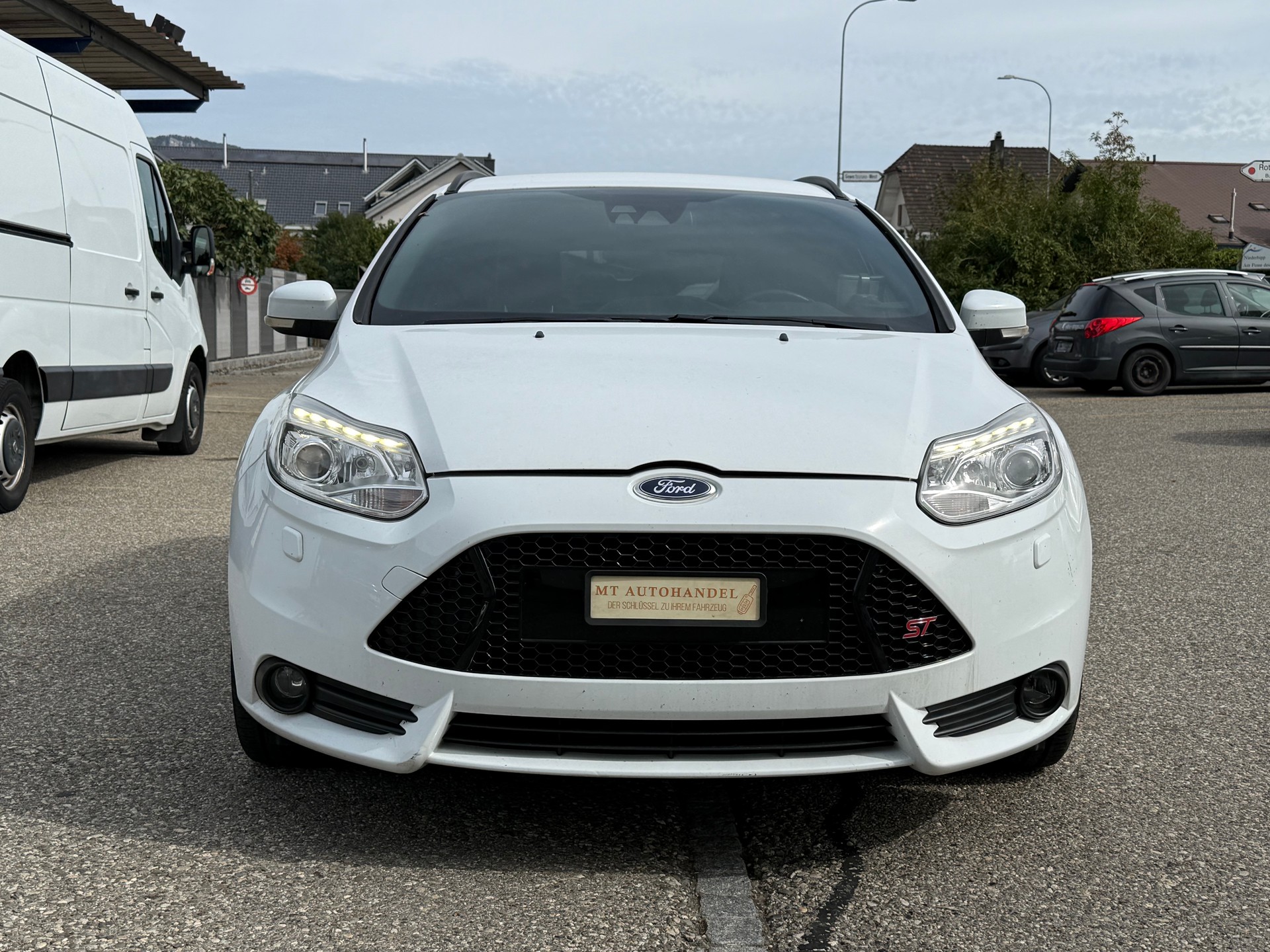 FORD Focus 2.0 SCTi ST-1-showroom-element-1