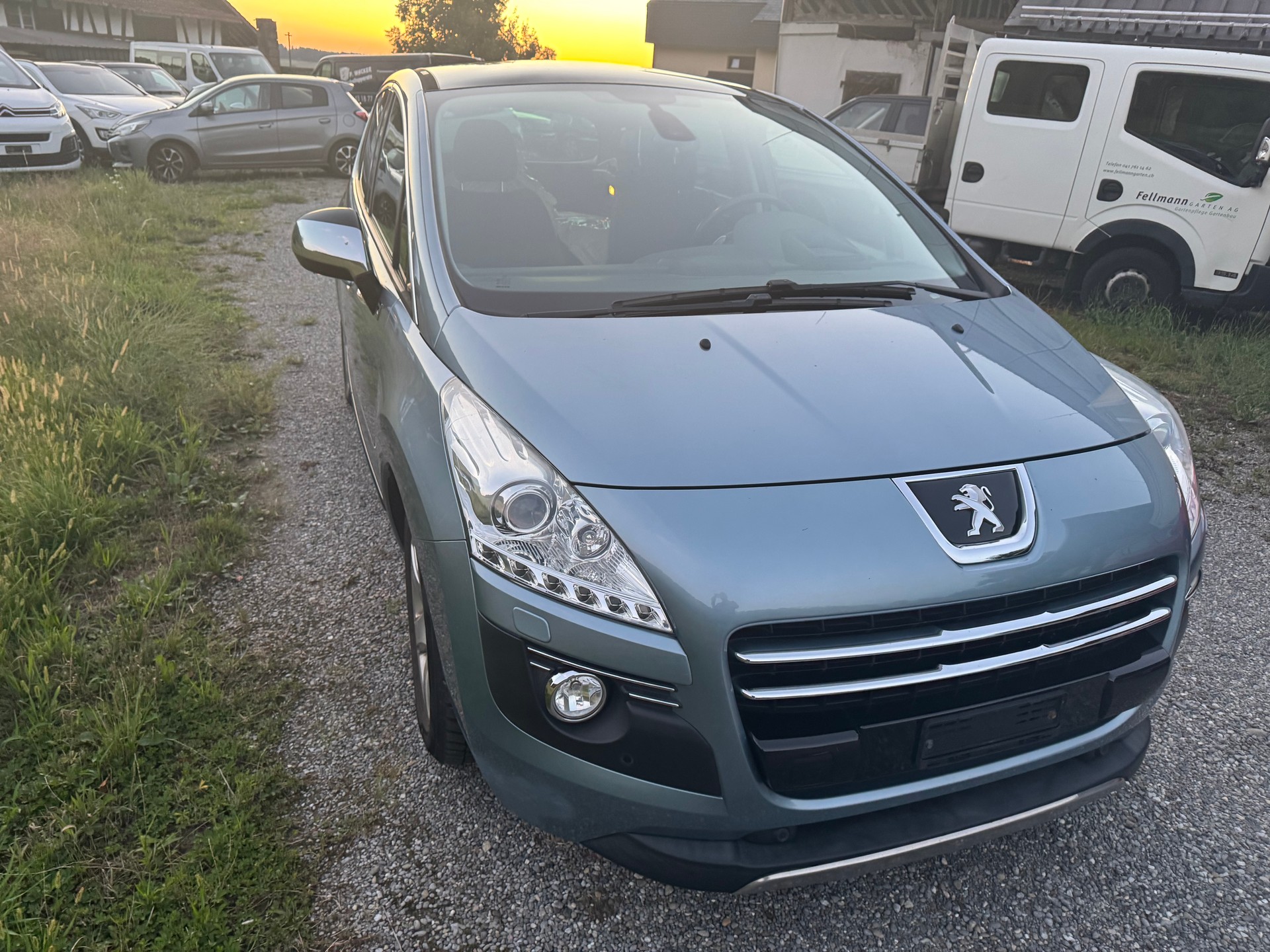 PEUGEOT 3008 HYbrid4 2.0 HDI EGS6-showroom-element-1