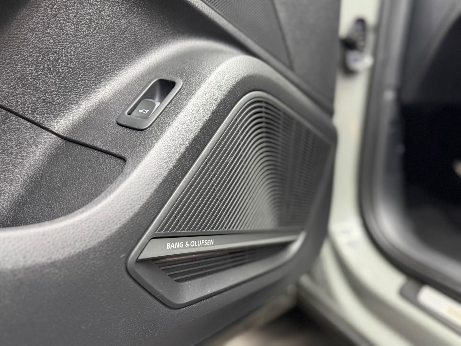 AUDI SQ2 TFSI quattro S-tronic | CH-Auto | Gratis-Service | Panorama Dach | ACC | Rückfahrkamera | Ambiente-image-15