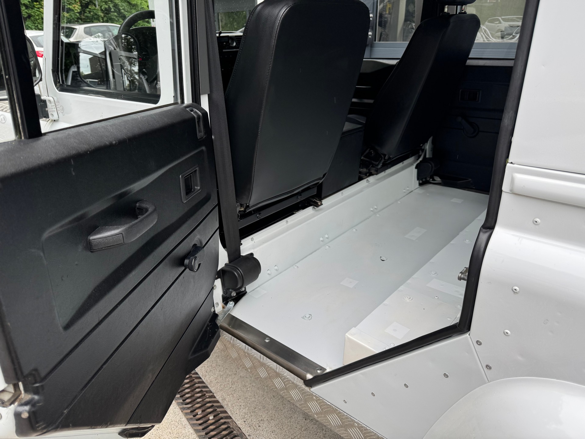 LAND ROVER Defender 110 2.4 Td4 Station Wagon-image-8