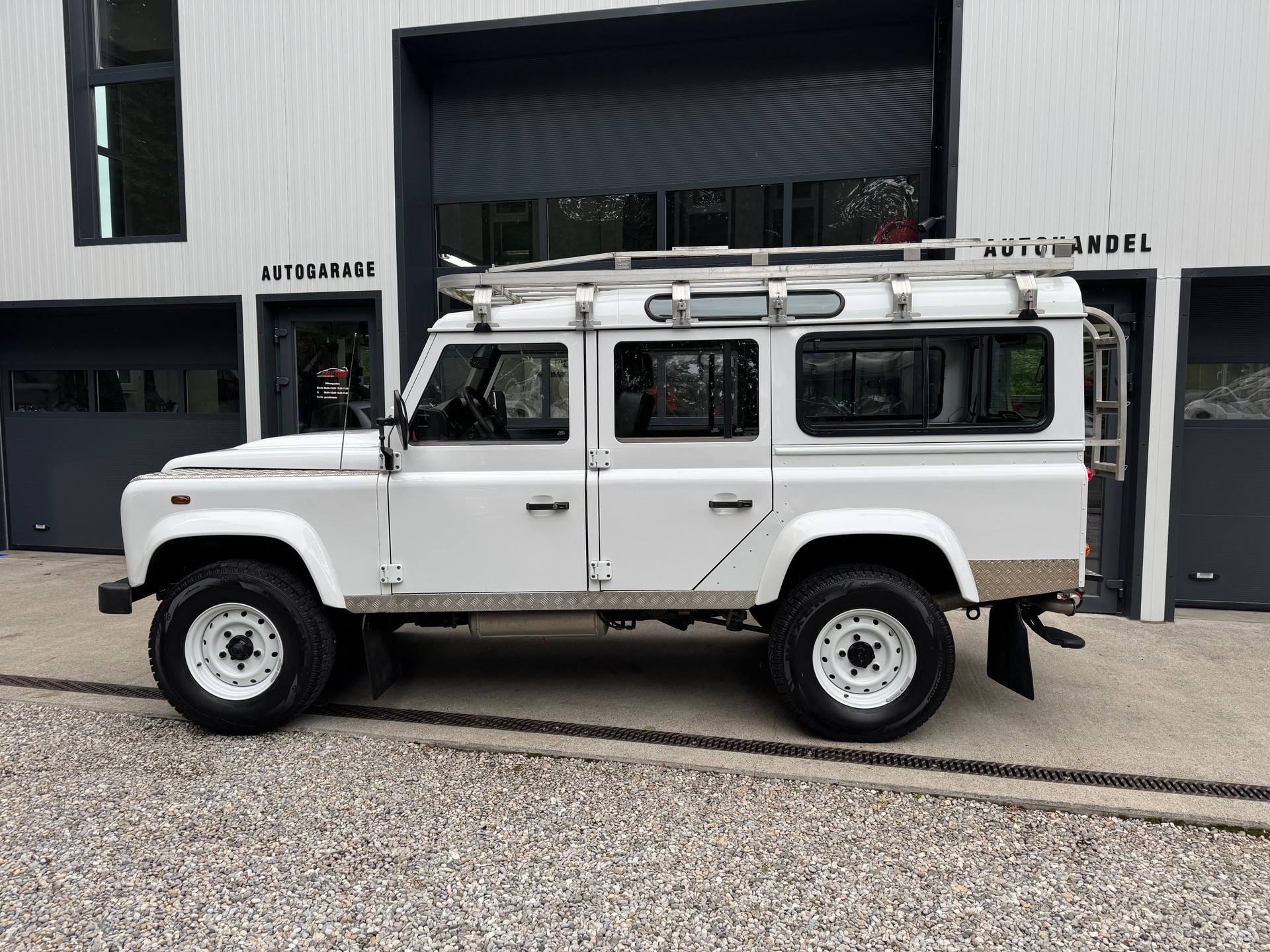 LAND ROVER Defender 110 2.4 Td4 Station Wagon-image-3