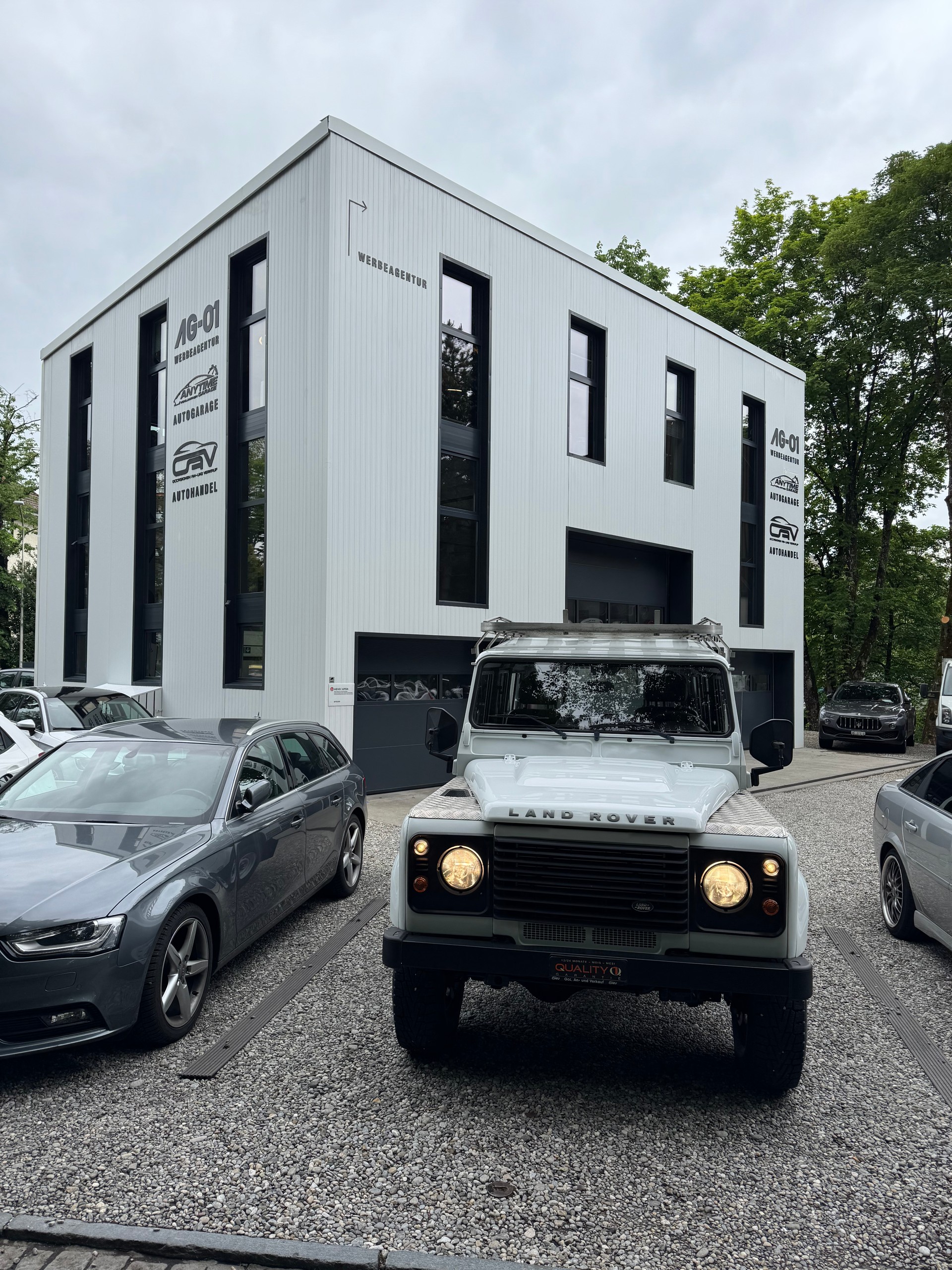 LAND ROVER Defender 110 2.4 Td4 Station Wagon-image-1
