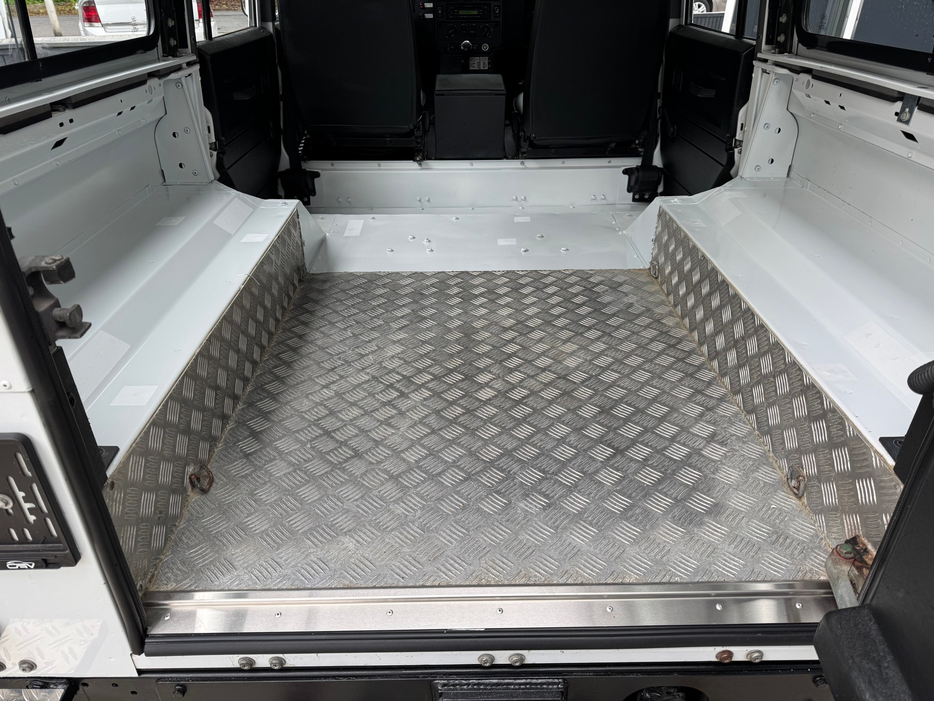 LAND ROVER Defender 110 2.4 Td4 Station Wagon-image-7