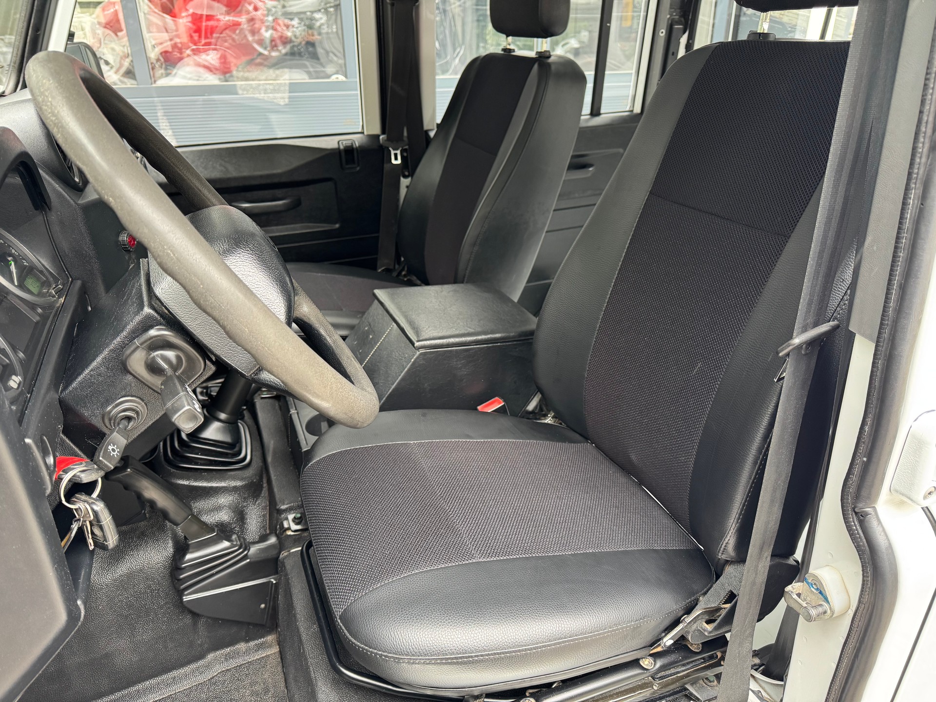 LAND ROVER Defender 110 2.4 Td4 Station Wagon-image-10