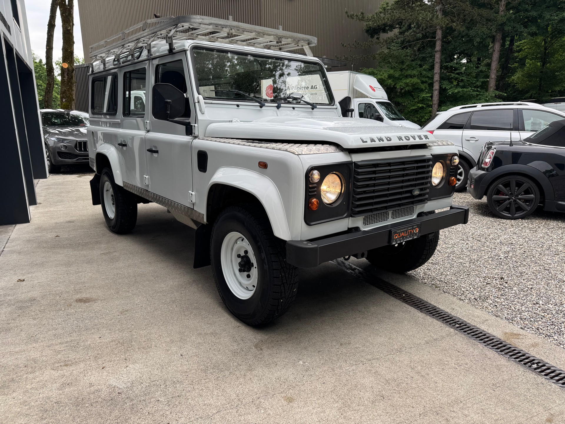 LAND ROVER Defender 110 2.4 Td4 Station Wagon-image-13