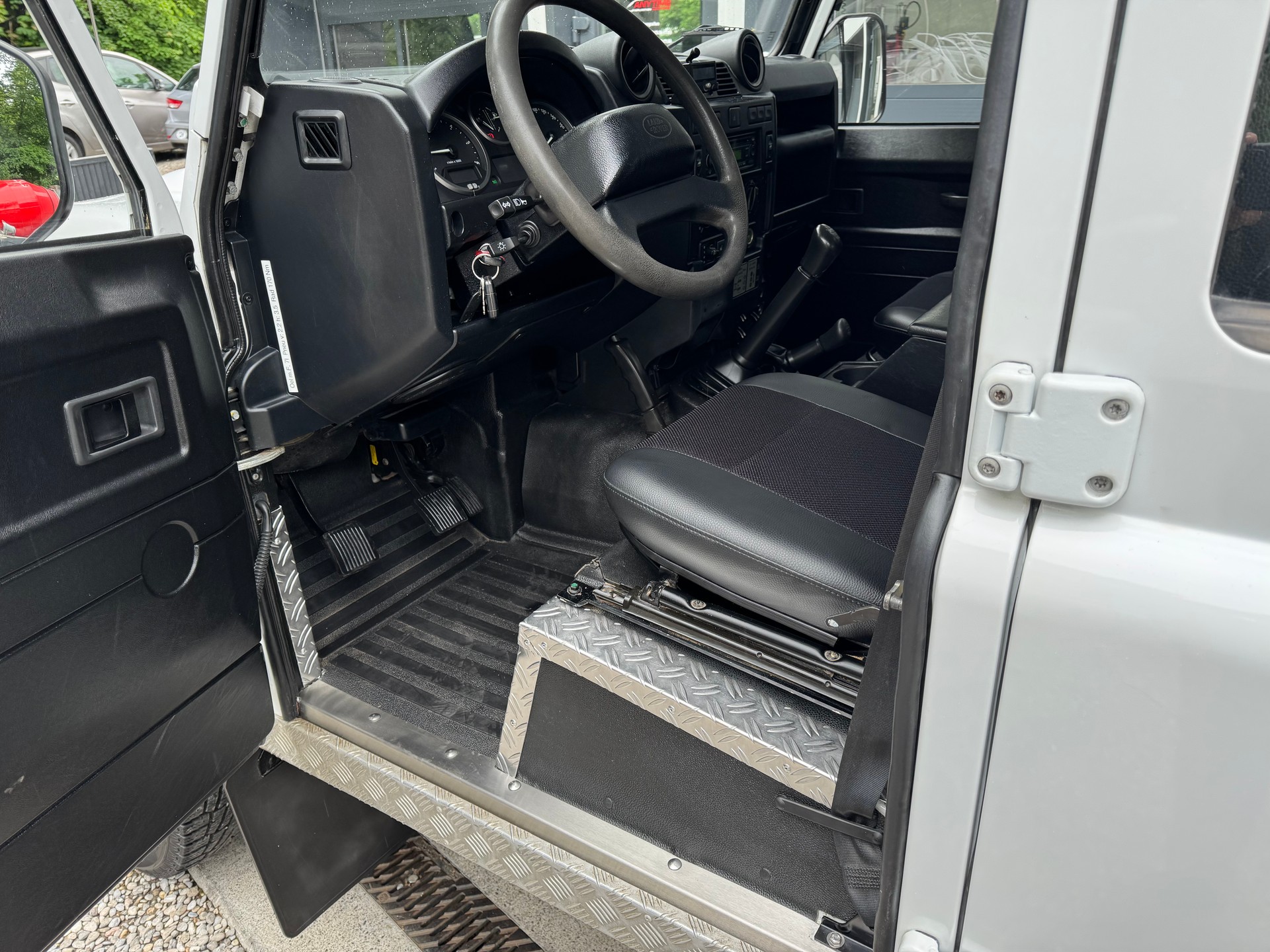 LAND ROVER Defender 110 2.4 Td4 Station Wagon-image-9