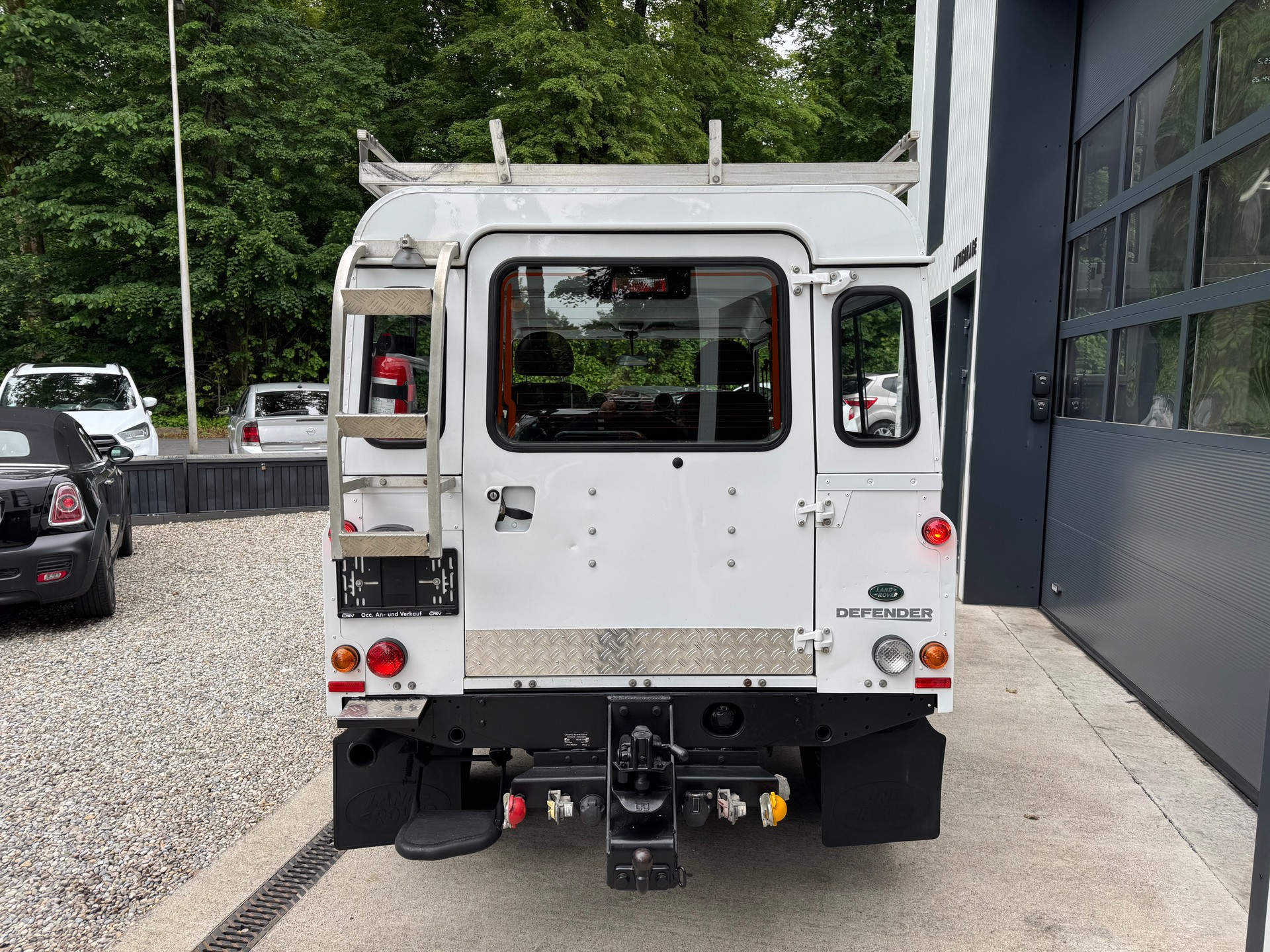 LAND ROVER Defender 110 2.4 Td4 Station Wagon-image-5