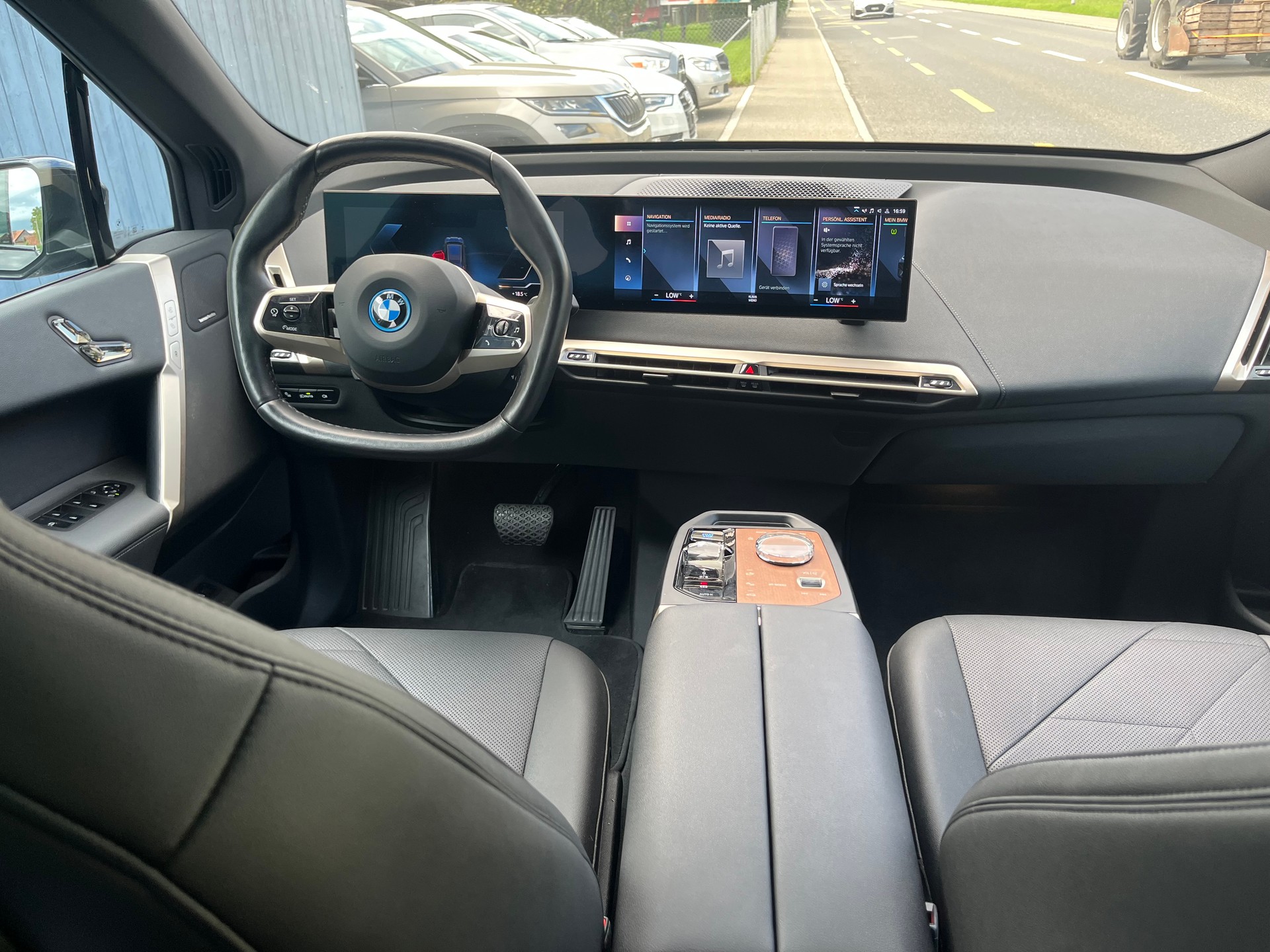 BMW iX xDrive50-image-11
