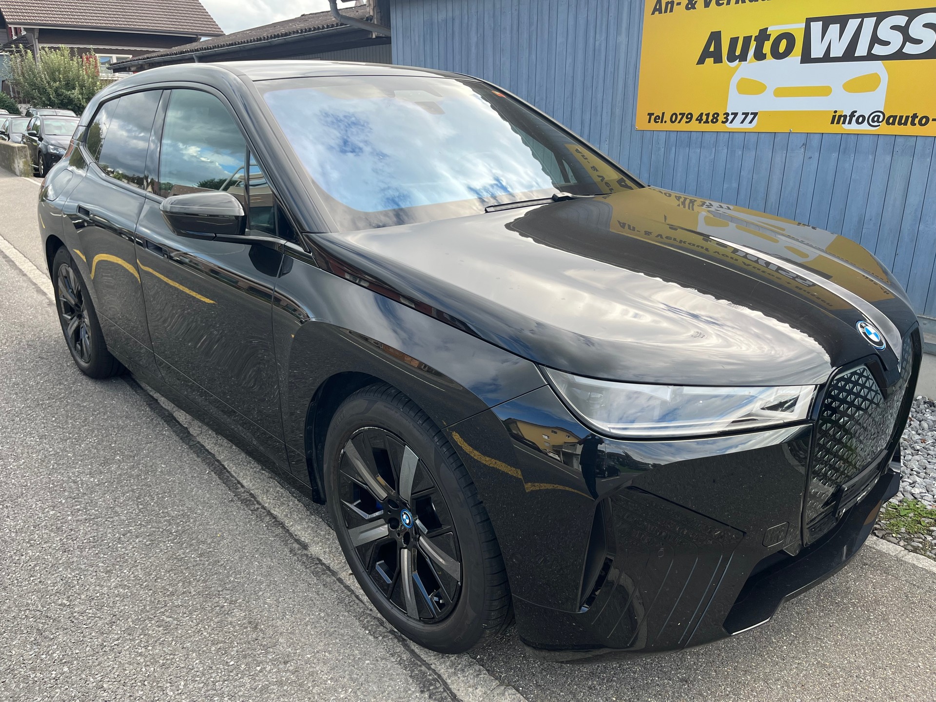BMW iX xDrive50-showroom-element-3