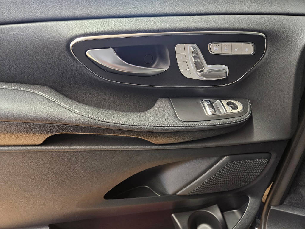 MERCEDES-BENZ EQV 300 lang Van-image-9