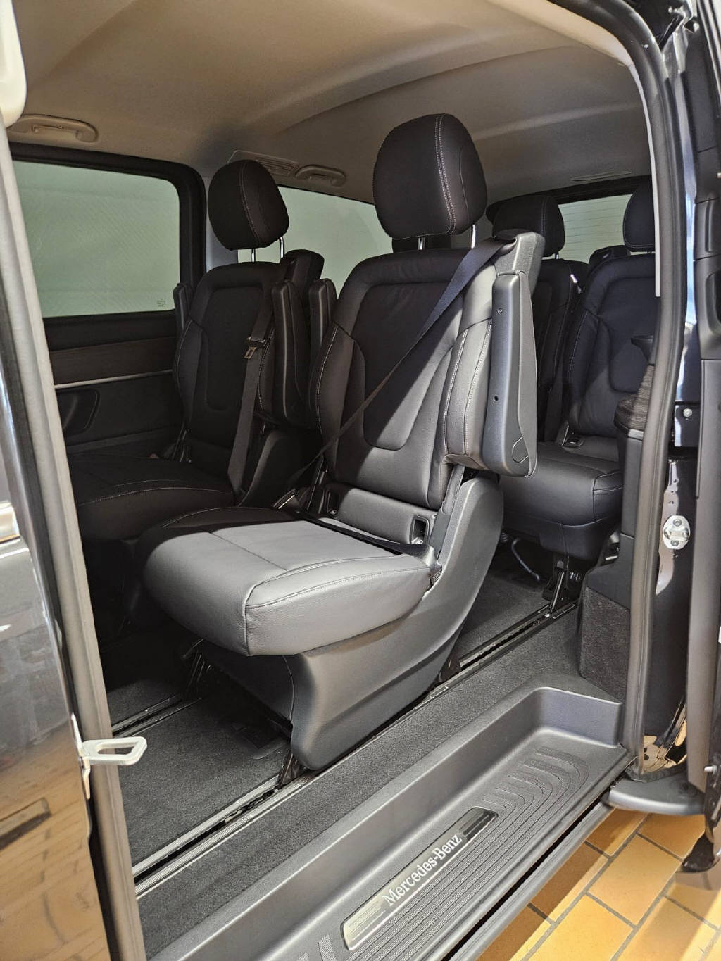 MERCEDES-BENZ EQV 300 lang Van-image-10