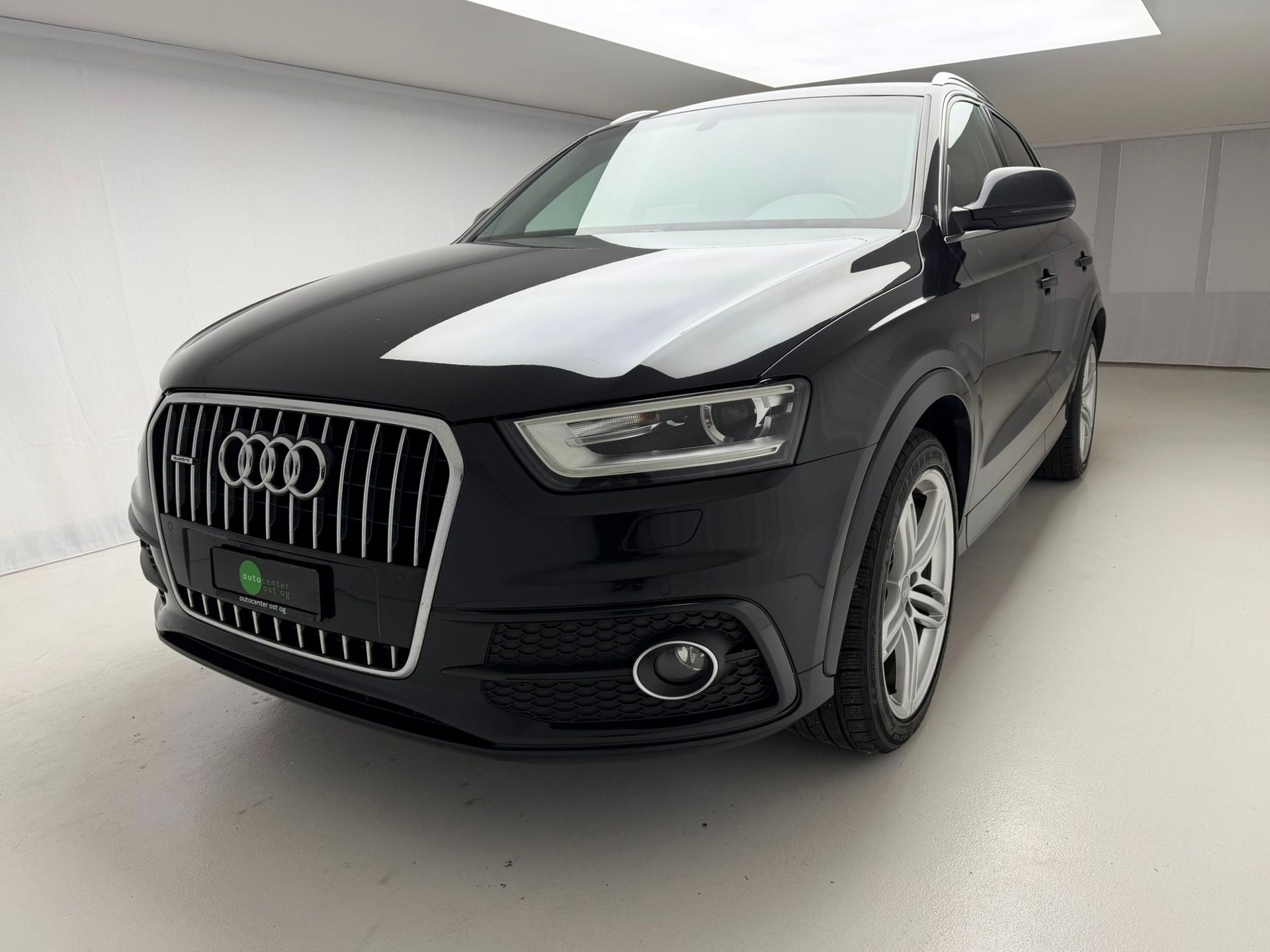 AUDI Q3 2.0 TDI quattro S-tronic-showroom-element-1