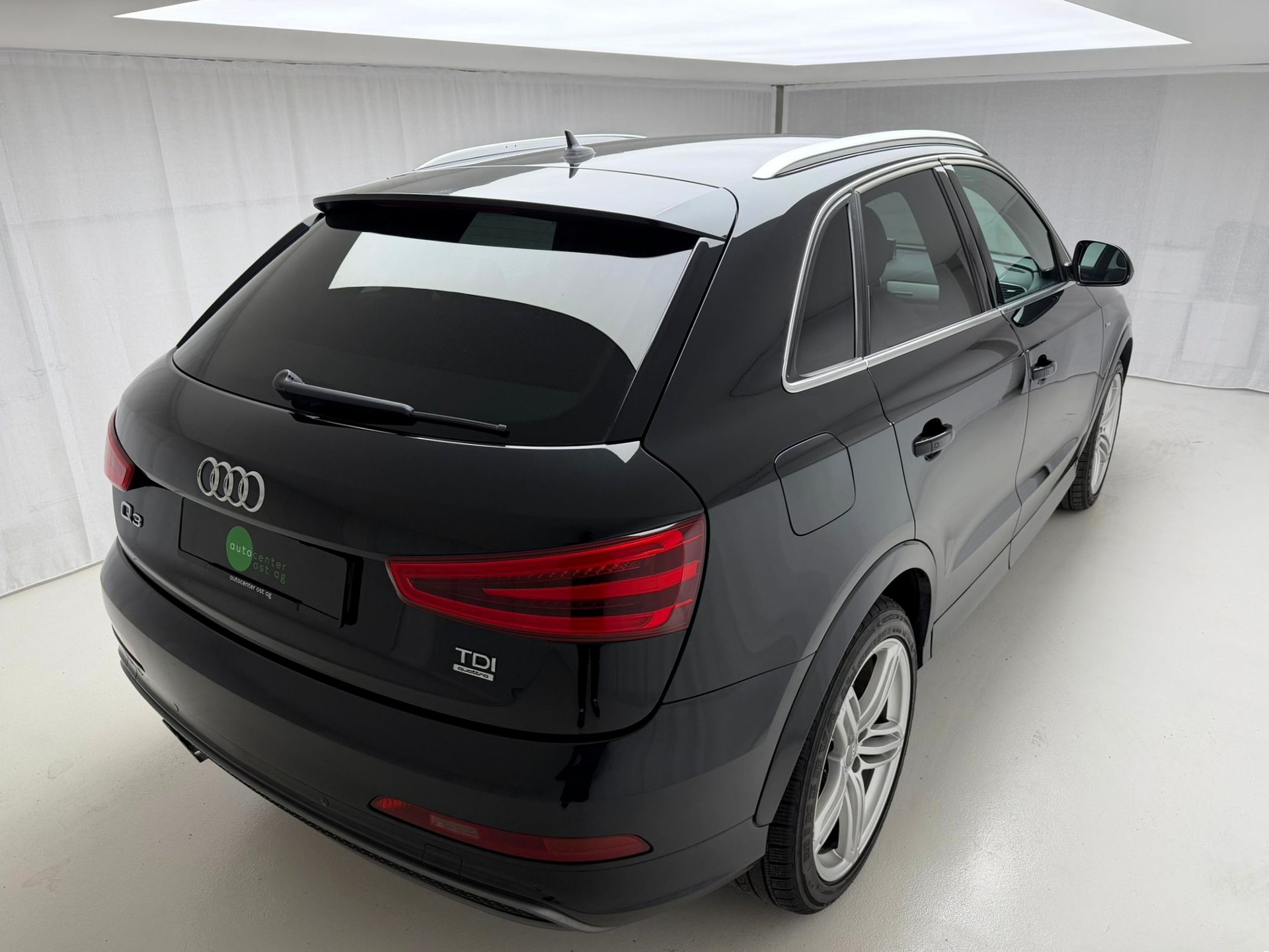 AUDI Q3 2.0 TDI quattro S-tronic-showroom-element-3