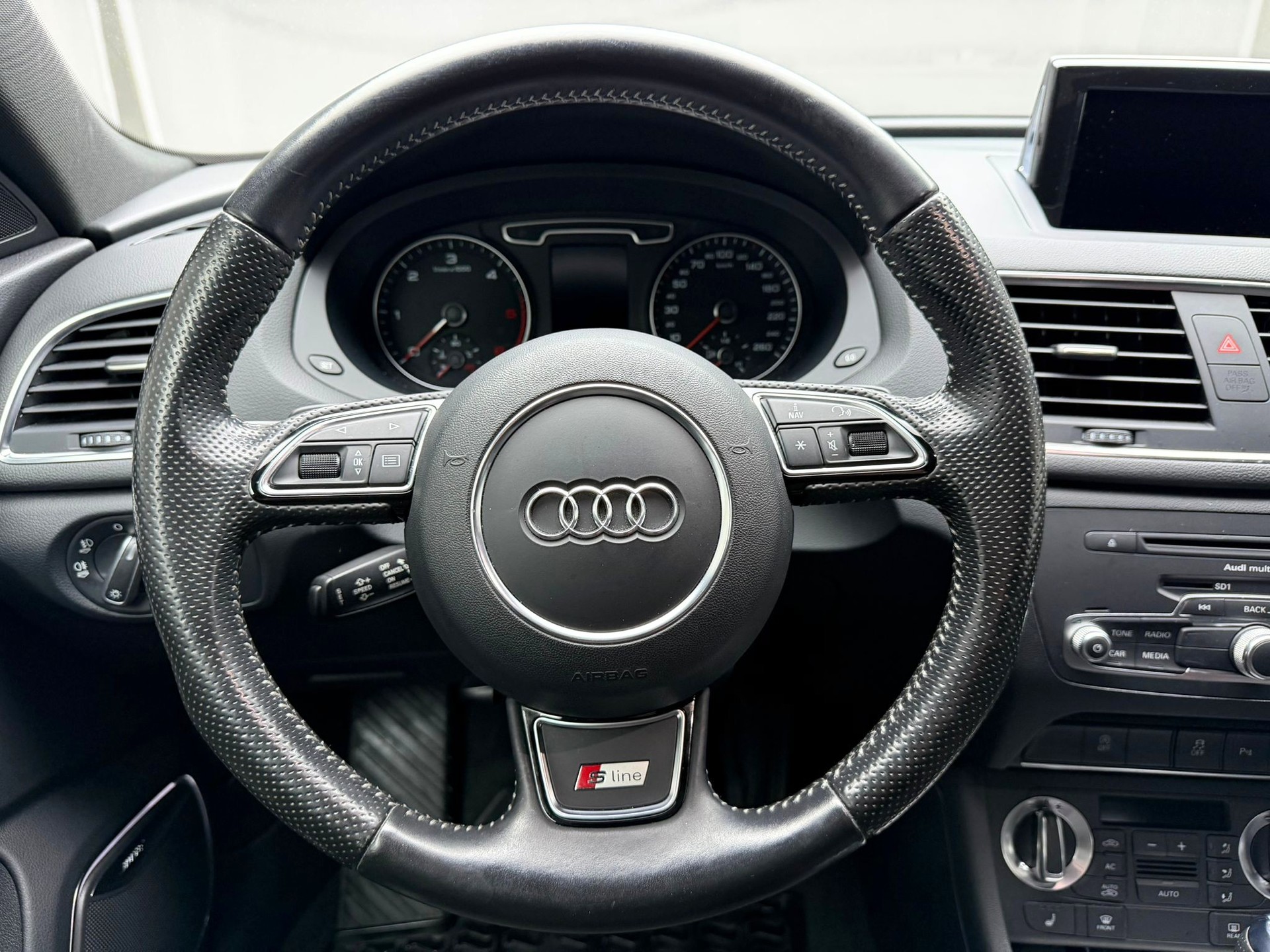 AUDI Q3 2.0 TDI quattro S-tronic-image-15