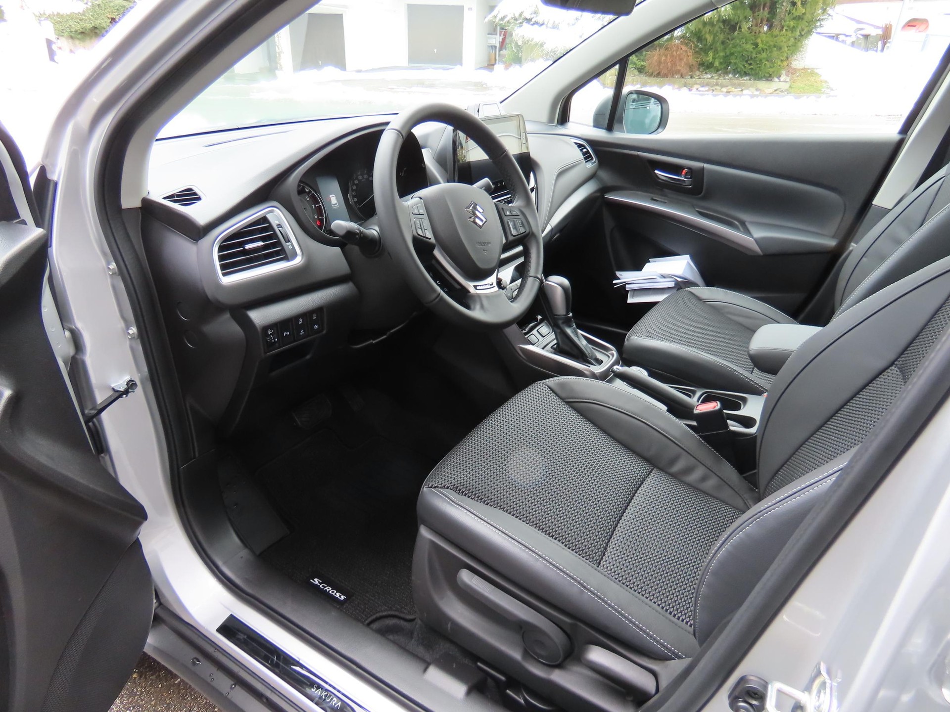 SUZUKI S-Cross 1.4 T Sakura Top Hybrid 4x4-image-6