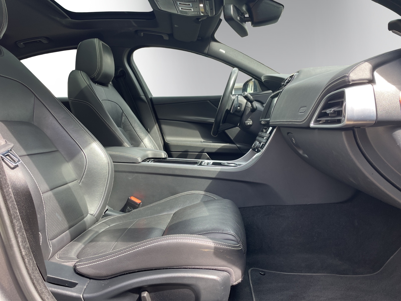 JAGUAR XE 25d R-Sport AWD Automat-image-8
