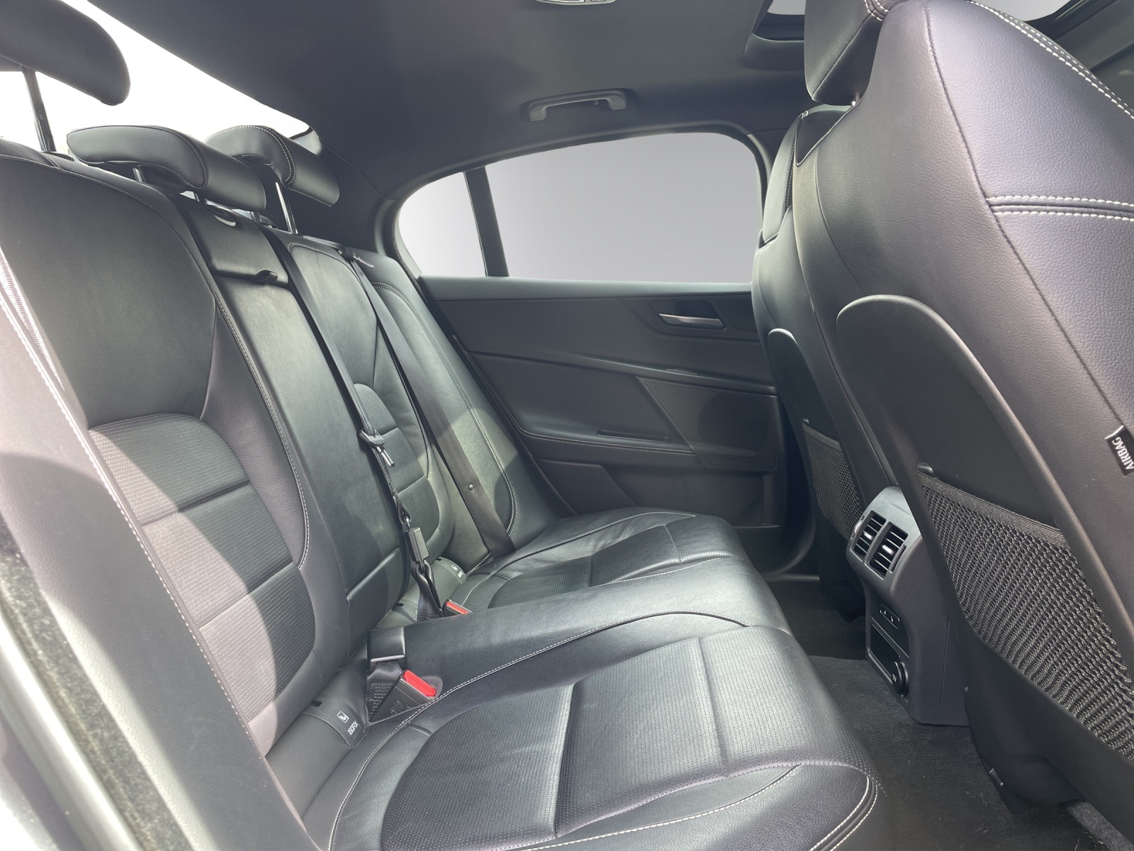 JAGUAR XE 25d R-Sport AWD Automat-image-10