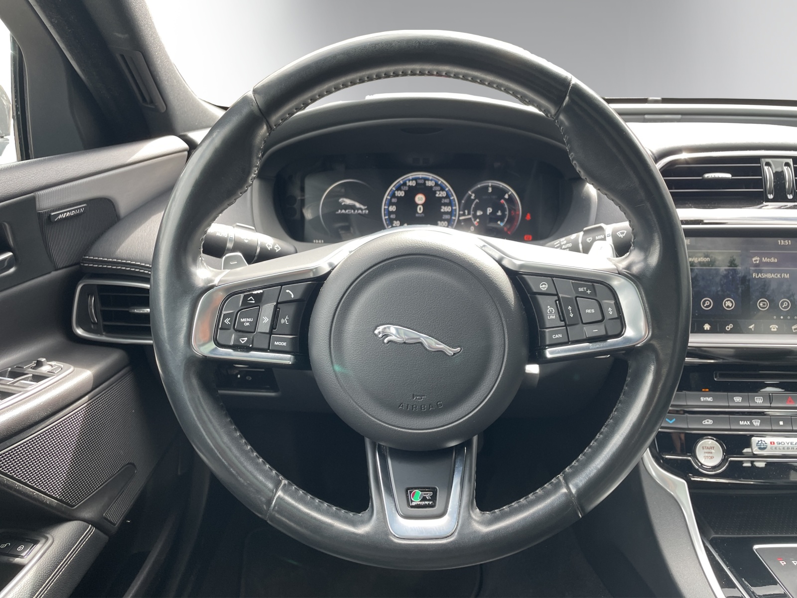 JAGUAR XE 25d R-Sport AWD Automat-image-12