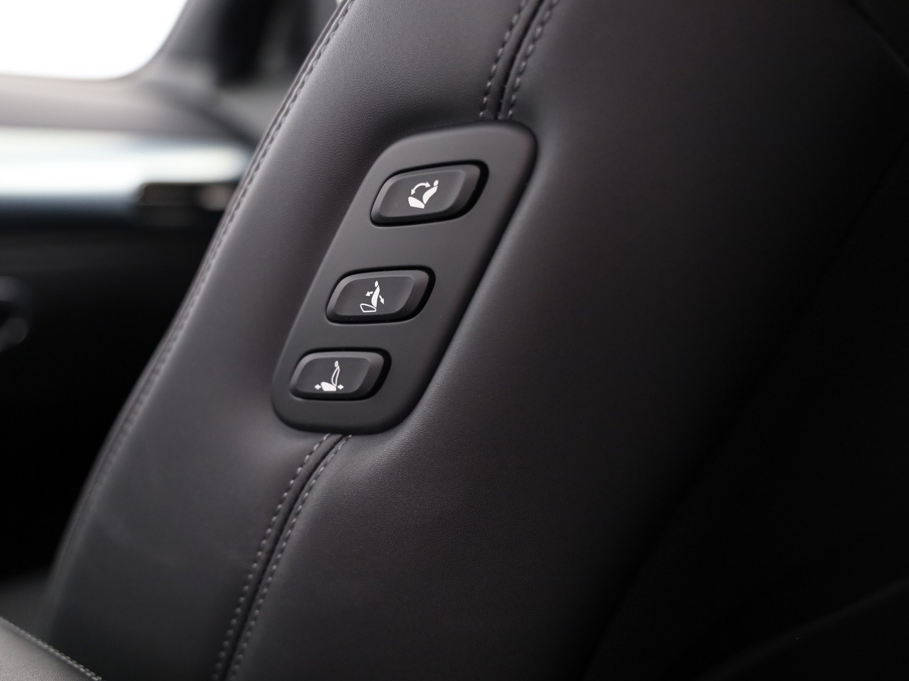 GENESIS GV60 77.4 kWh Sport AWD-image-18