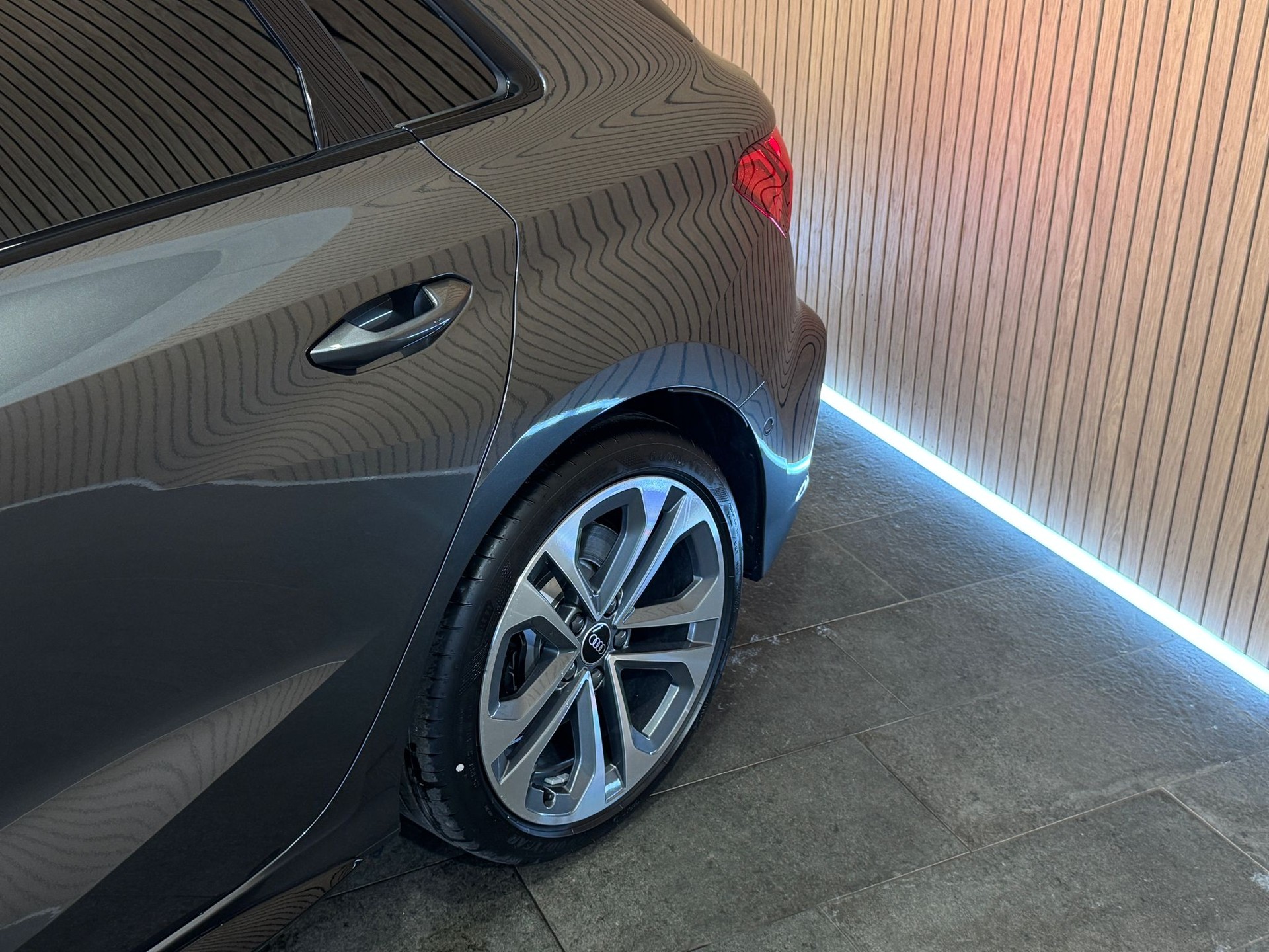AUDI S3 Sportback TFSI quattro S-tronic-showroom-element-3