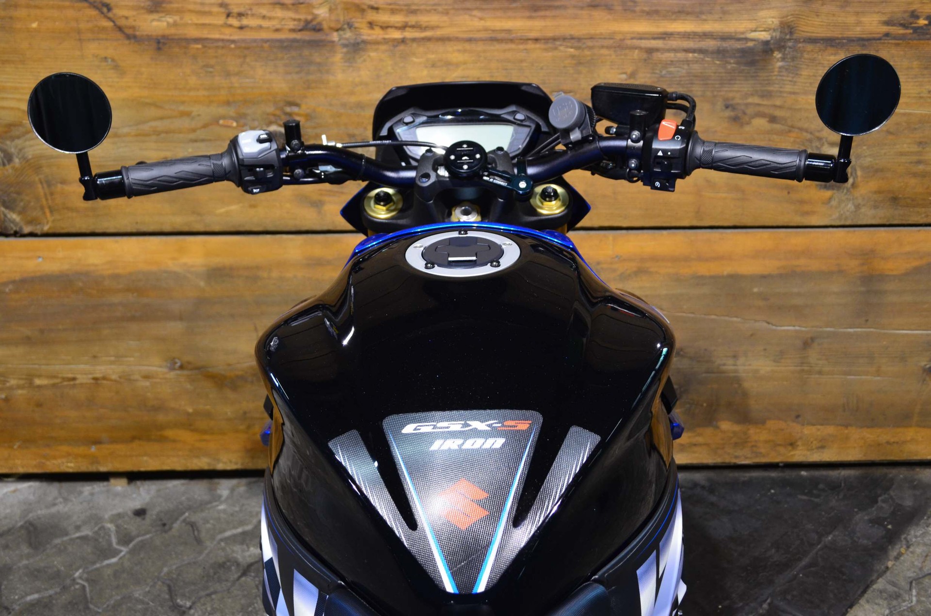 SUZUKI GSX-S 1000 L8 Iron-showroom-element-2