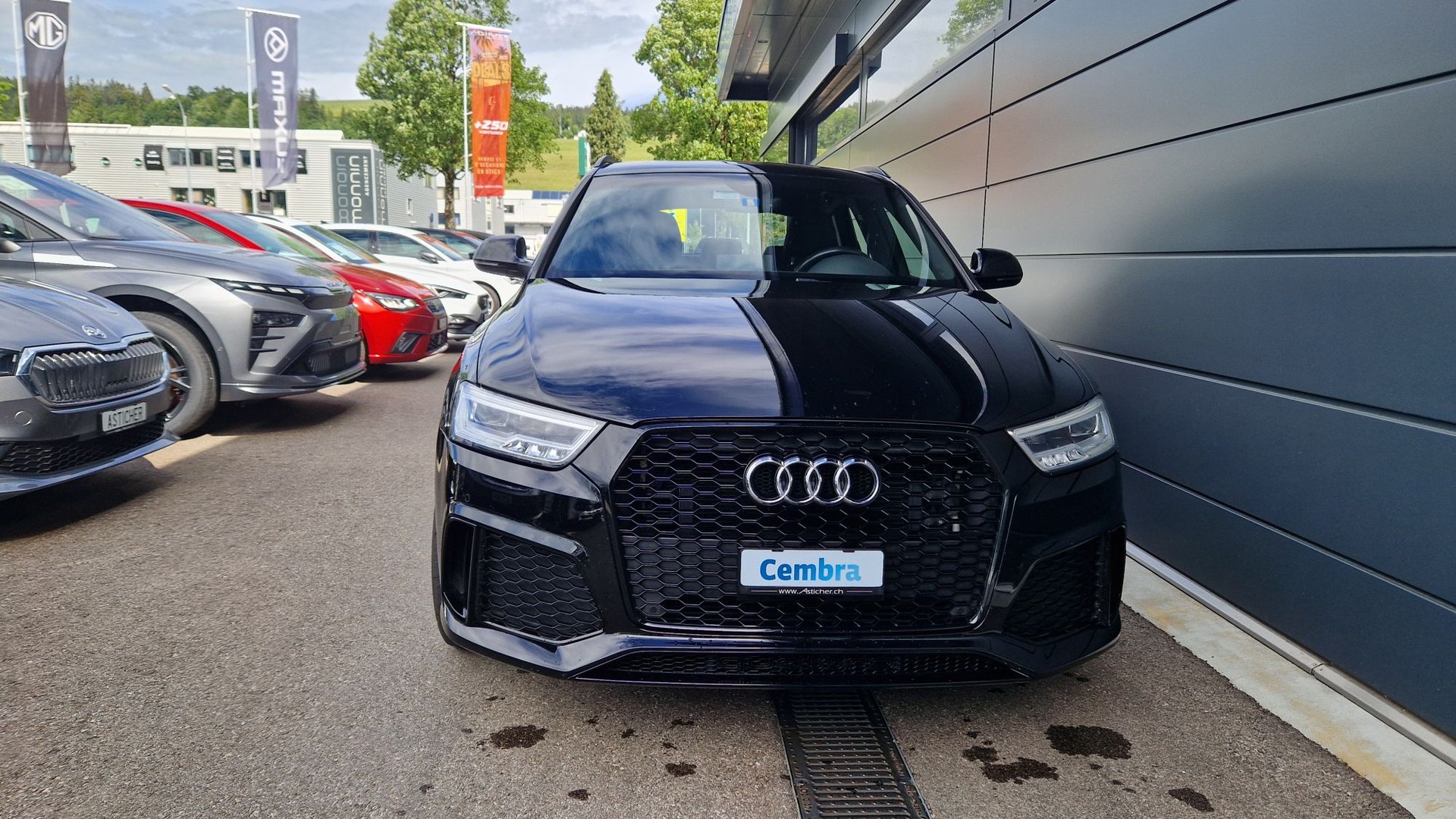 AUDI RS Q3-showroom-element-3