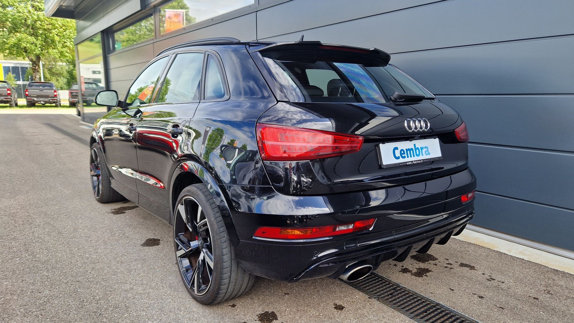 AUDI RS Q3-showroom-element-1