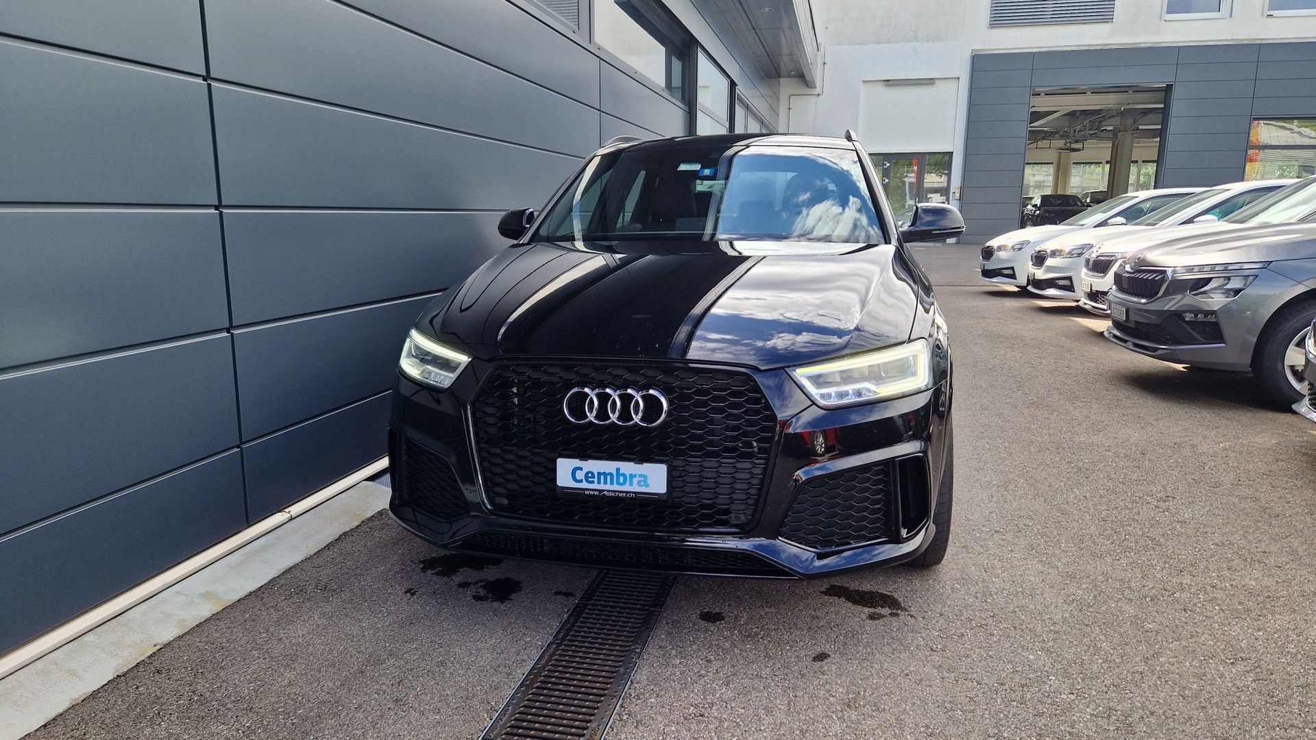 AUDI RS Q3-showroom-element-2