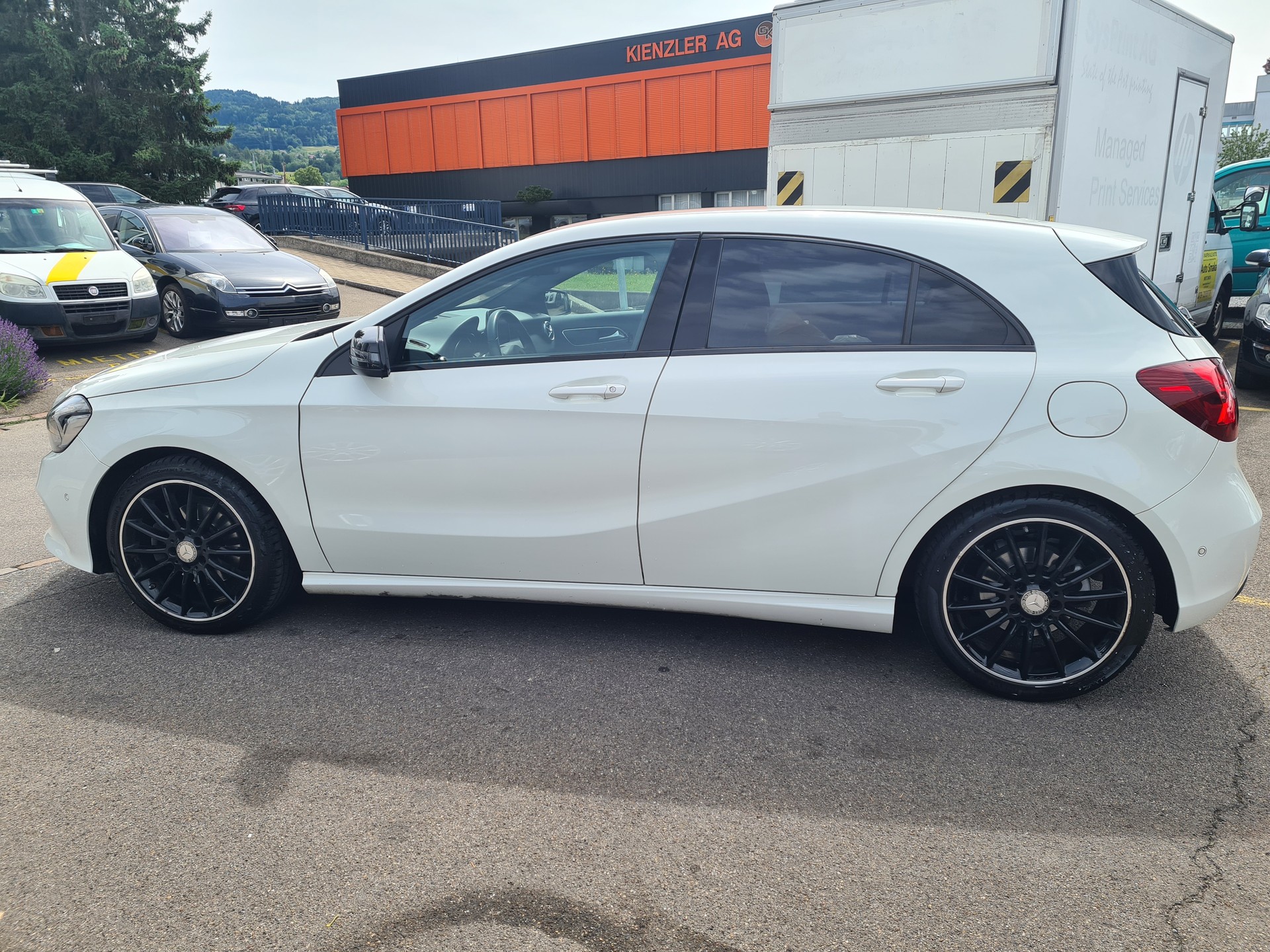 MERCEDES-BENZ A 180 Style 7G-DCT-showroom-element-3