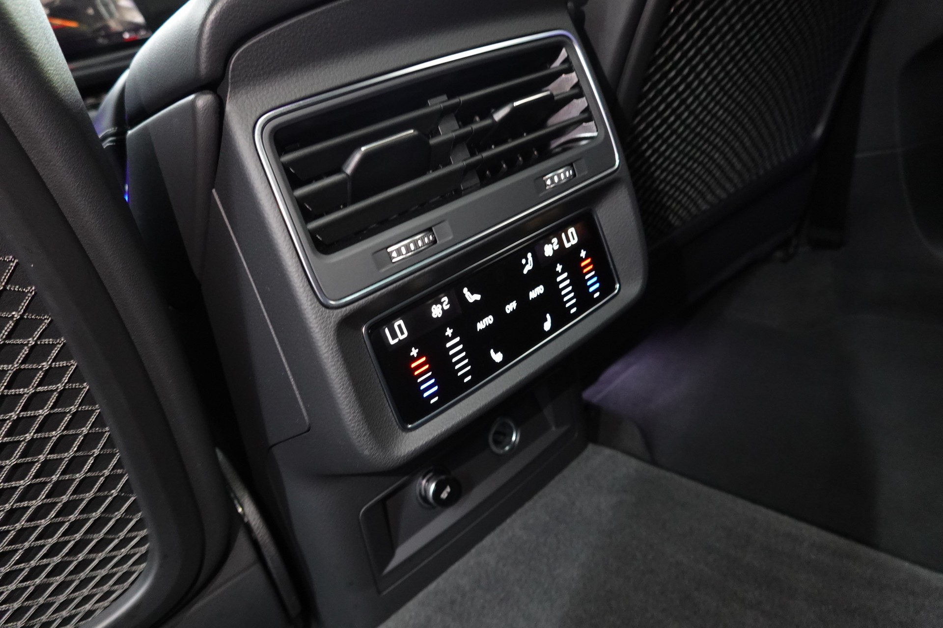 AUDI RSQ8 QUATTRO TIPTRONIC CH-FZ FULL CARBON 740PS ABT-image-39
