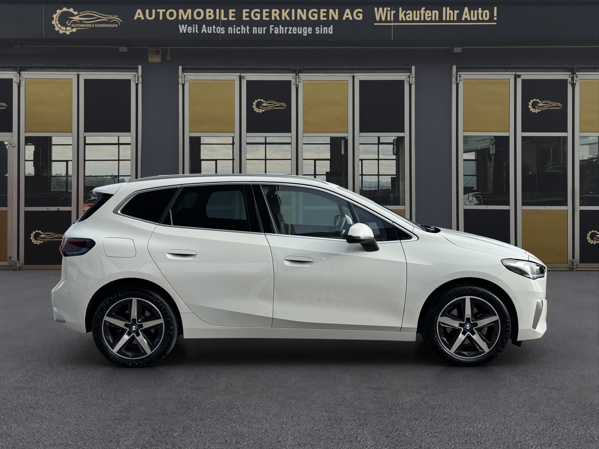 BMW 218d Active Tourer-showroom-element-3