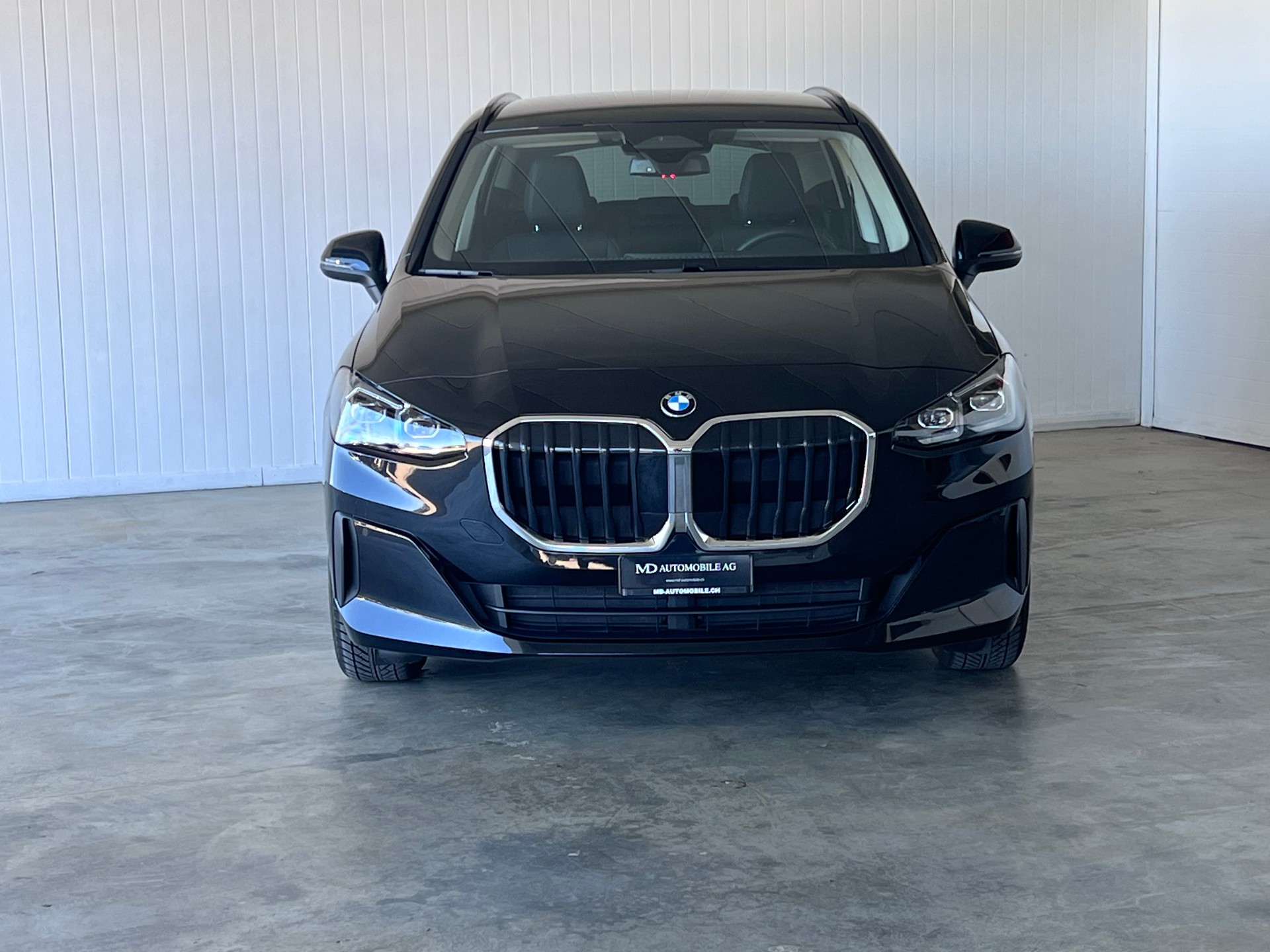 BMW 220i Active Tourer DKG-showroom-element-3
