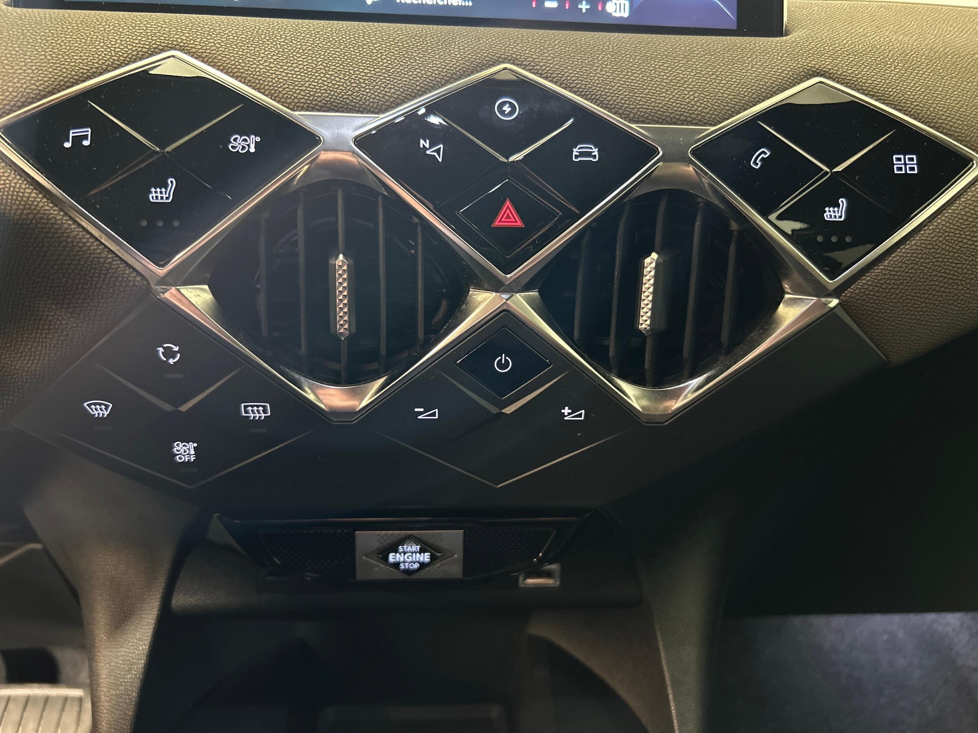 DS AUTOMOBILES 3 Crossback E-Tense So Chic-image-14