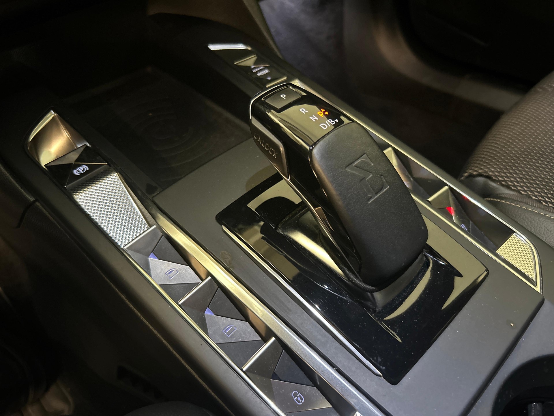 DS AUTOMOBILES 3 Crossback E-Tense So Chic-image-15