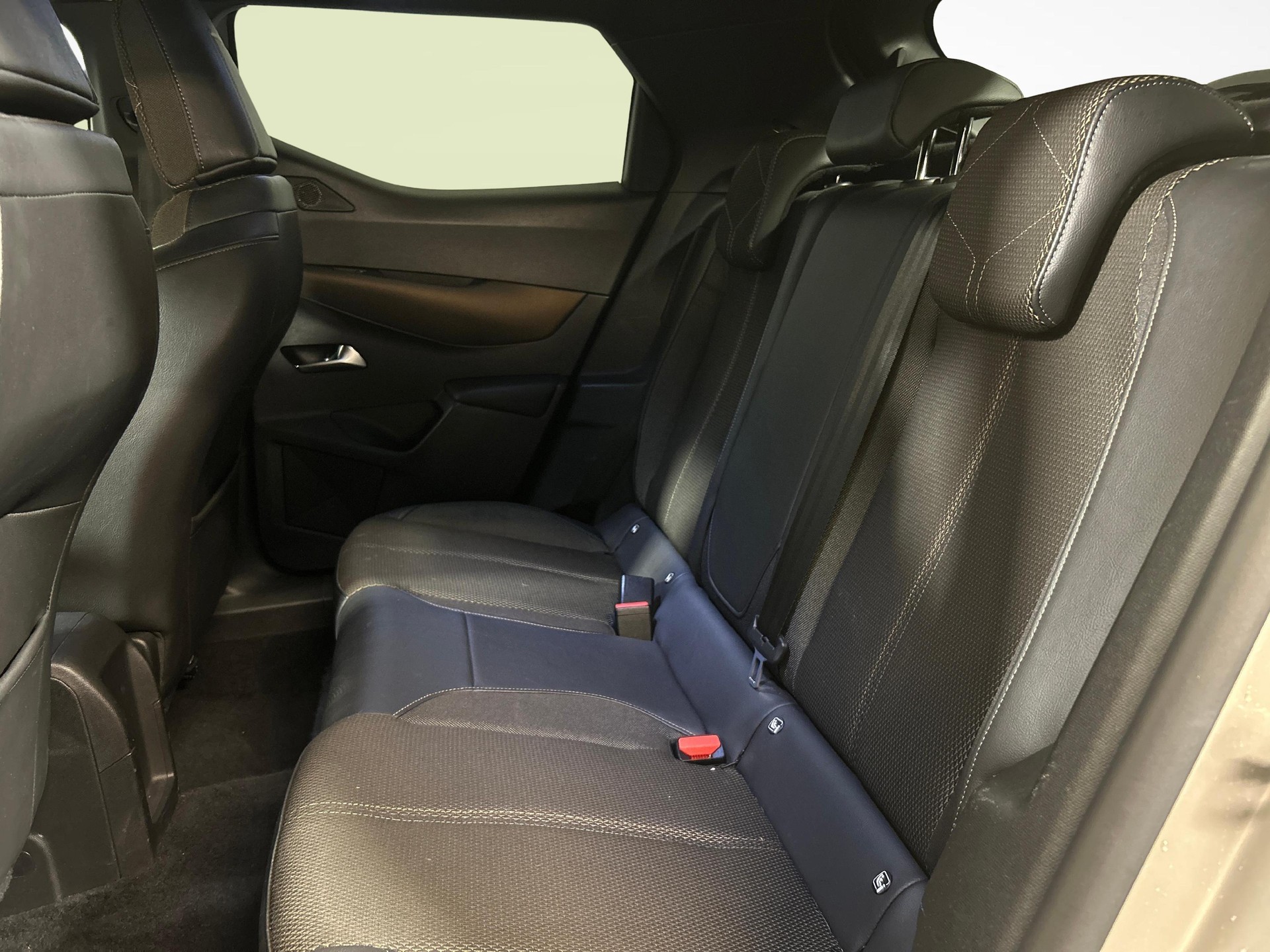 DS AUTOMOBILES 3 Crossback E-Tense So Chic-showroom-element-3