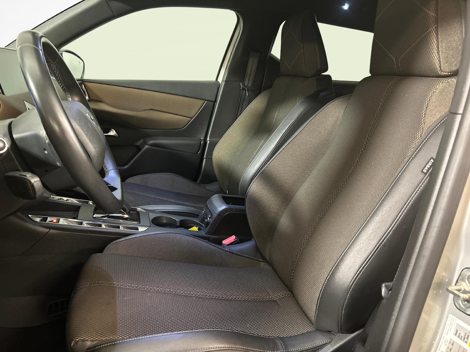 DS AUTOMOBILES 3 Crossback E-Tense So Chic-showroom-element-2