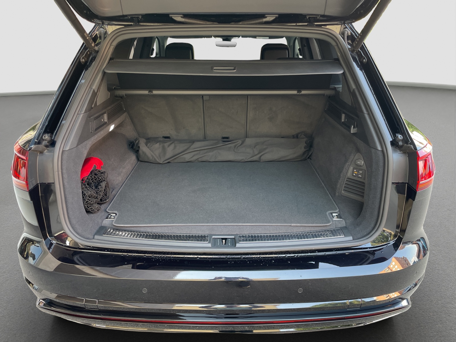 VW Touareg 3.0 TSI eHybrid R Tiptronic-image-9